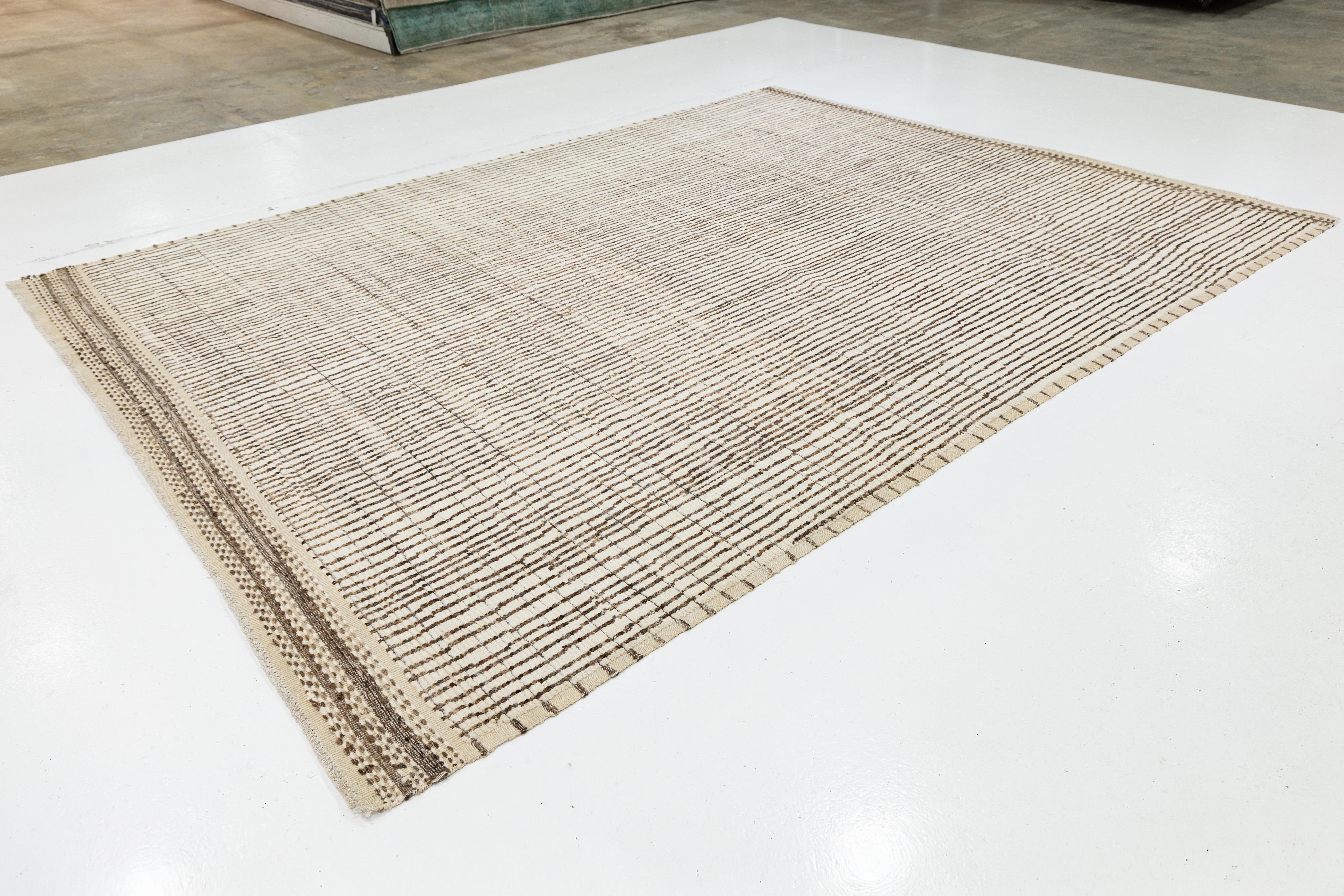 Annodato a mano Ivory Modern Moroccan Style Wool Rug with Handmade Linear Pattern in vendita