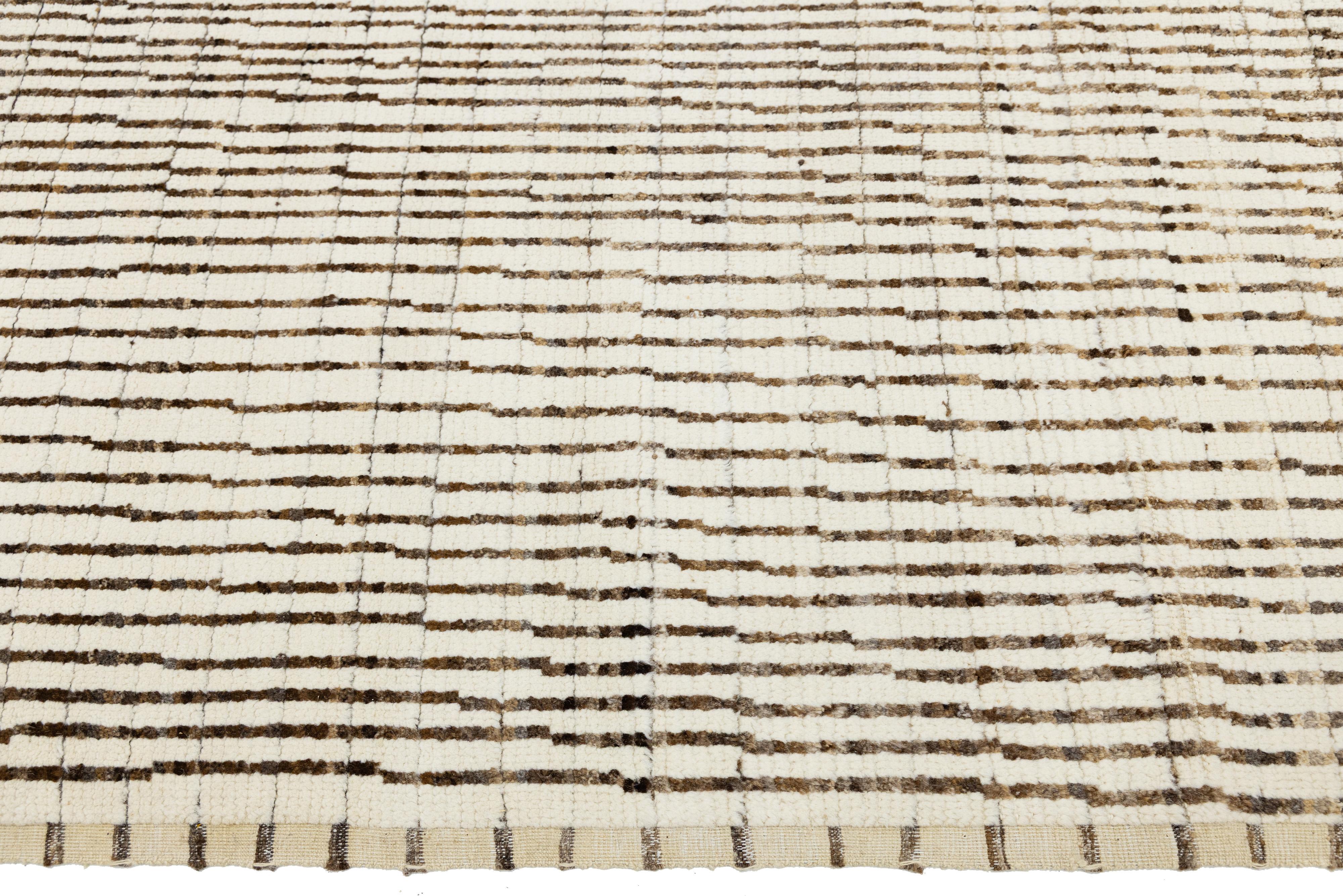 Ivory Modern Moroccan Style Wool Rug with Handmade Linear Pattern In condizioni Nuovo in vendita a Norwalk, CT
