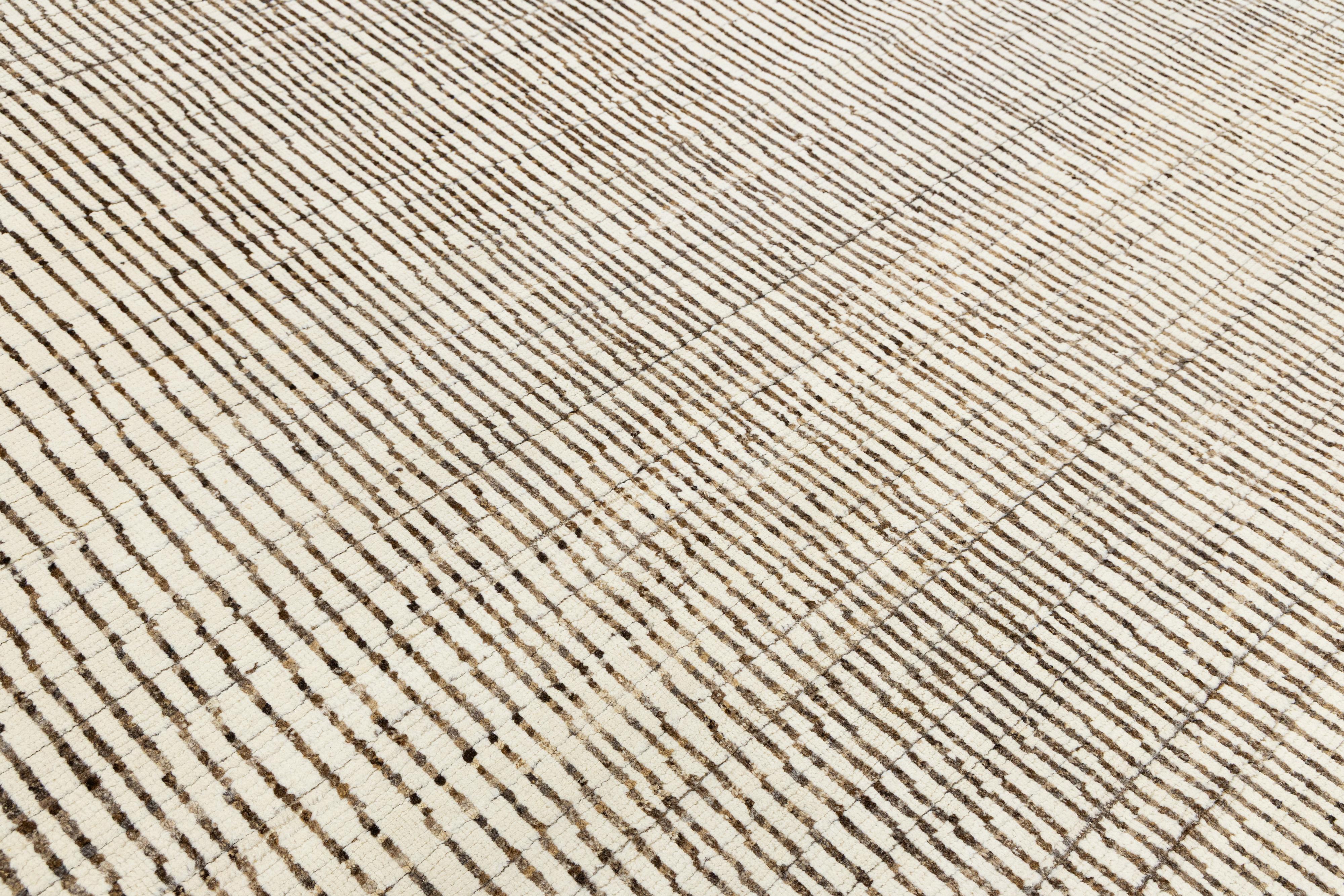 XXI secolo e contemporaneo Ivory Modern Moroccan Style Wool Rug with Handmade Linear Pattern in vendita