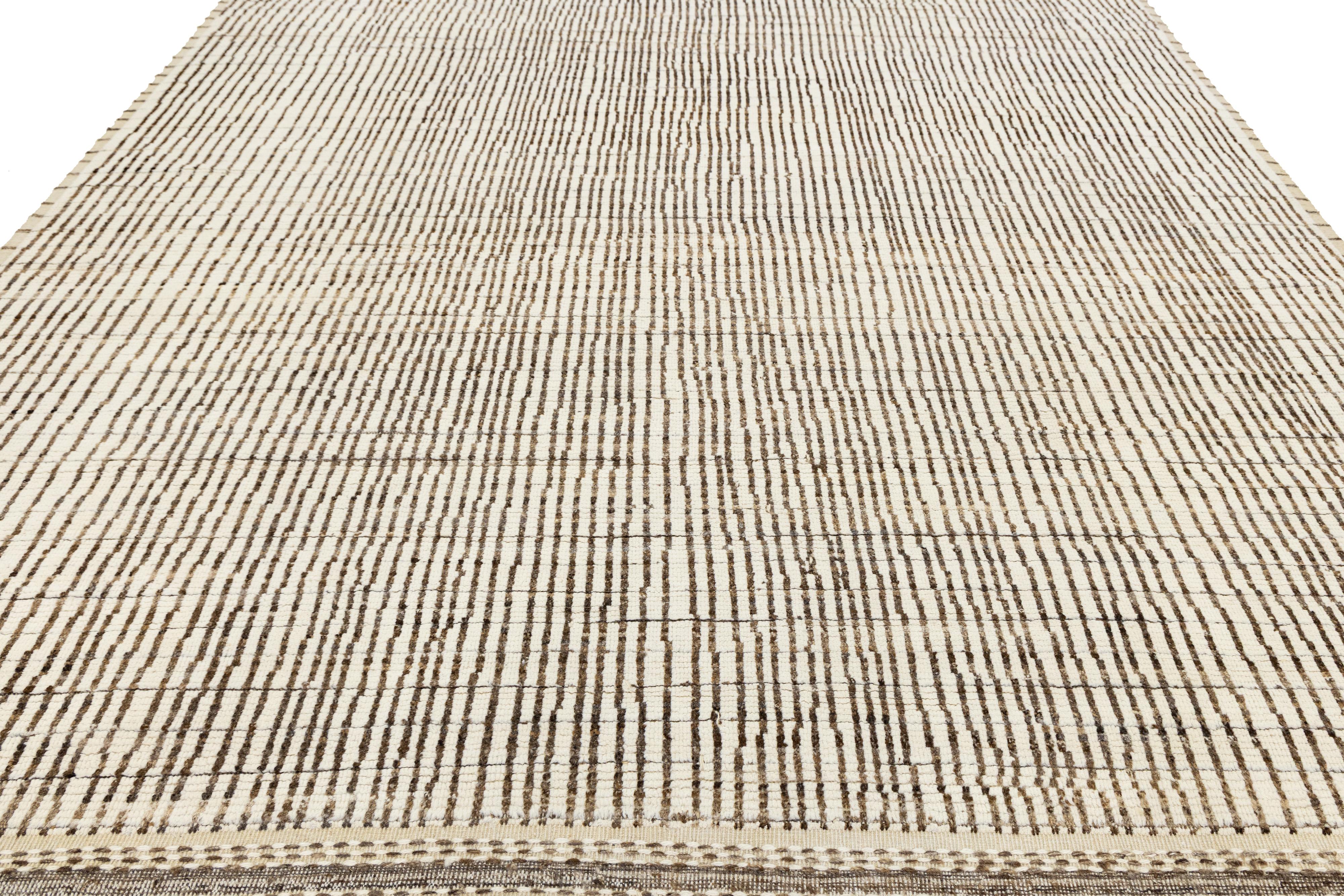 Lana Ivory Modern Moroccan Style Wool Rug with Handmade Linear Pattern in vendita