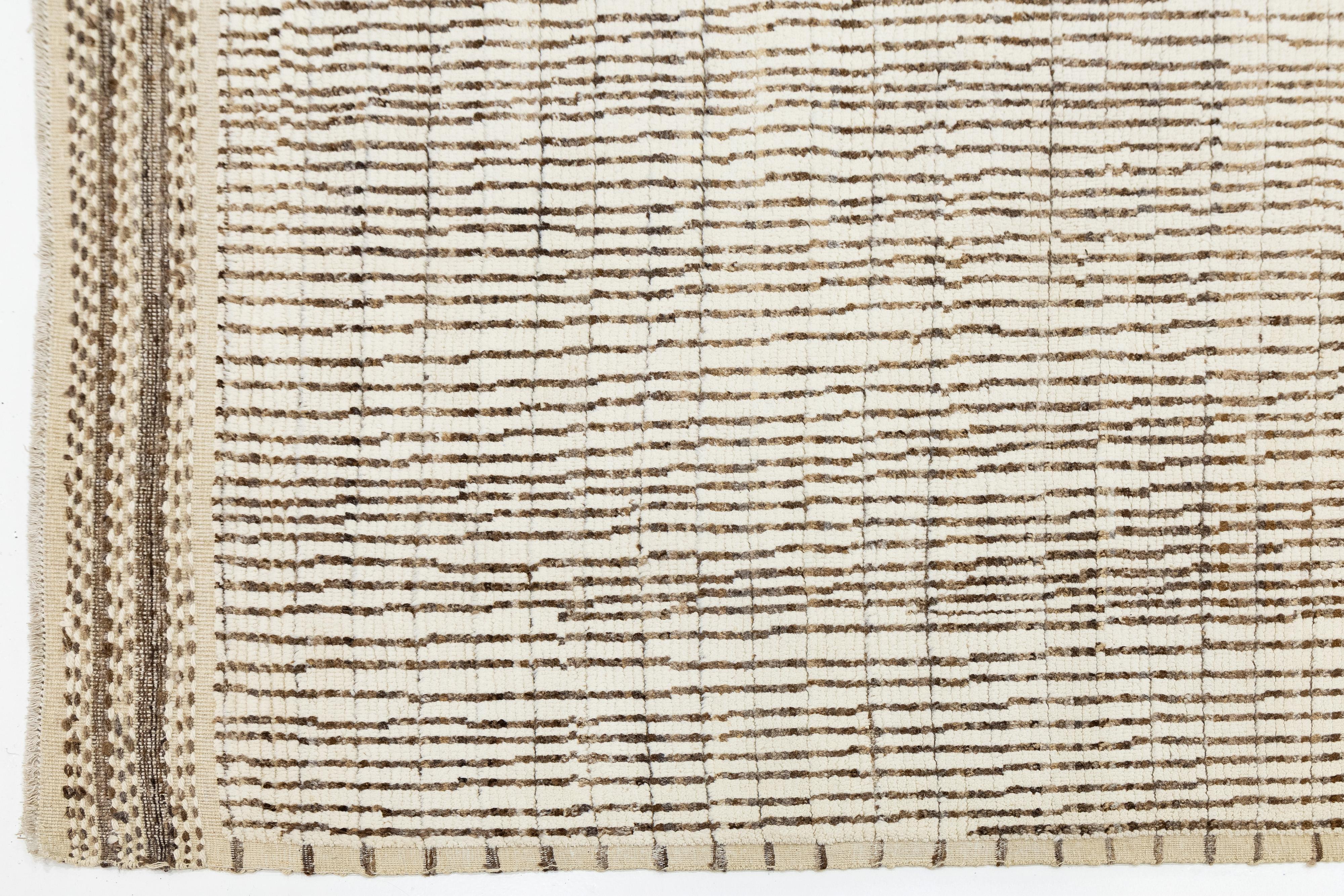 Ivory Modern Moroccan Style Wool Rug with Handmade Linear Pattern in vendita 1