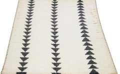 Elfenbeinfarbener moderner Wollteppich im marokkanischen Stil mit Tribal-Muster