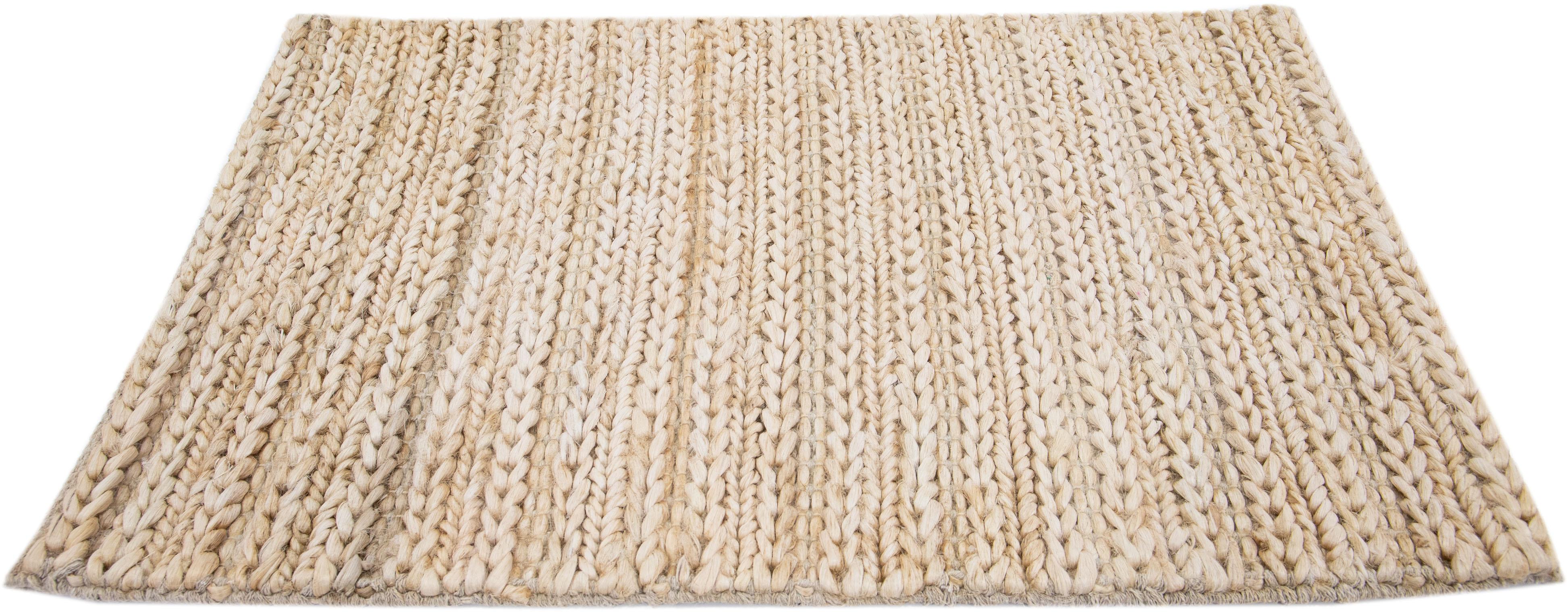 Apadana's Modern Natural Jute Teppich nach Maß. Kundenspezifische Größen und Farben auf Bestellung.

MATERIAL: 70 Jute, 30 Baumwolle.
Techniken: Handgewebt.
Stil: Modern.
Vorlaufzeit: Ca. 15-16 Wochen verfügbar.
Farben: Wie abgebildet, andere