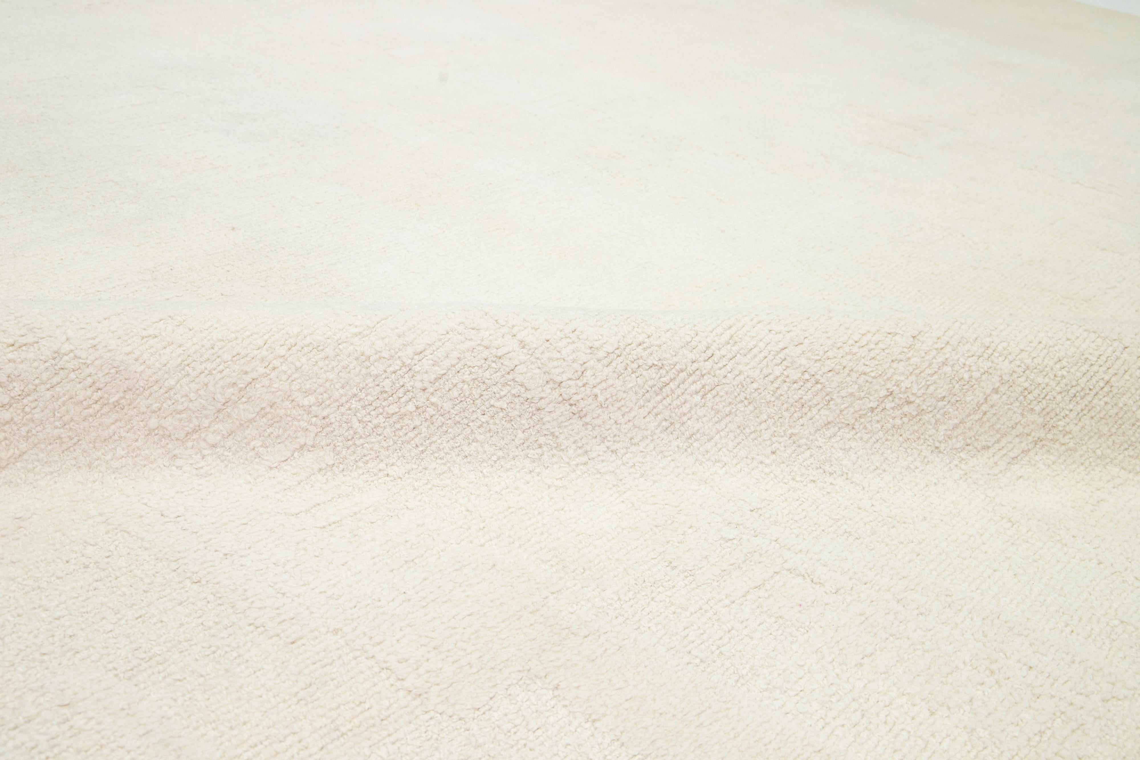 Tapis en laine organique marocain moderne ivoire en vente 2