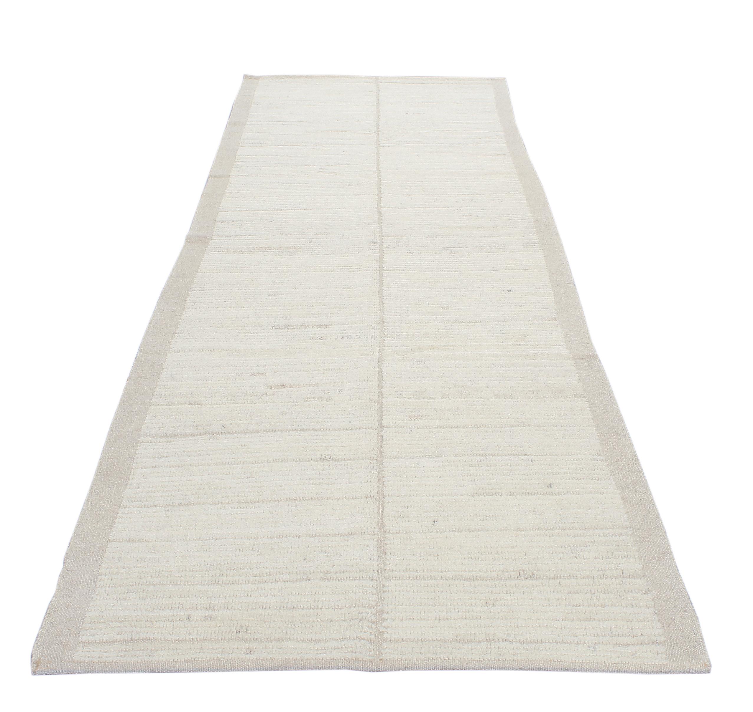 Ivory Modern Runner Rug In New Condition For Sale In New York, NY