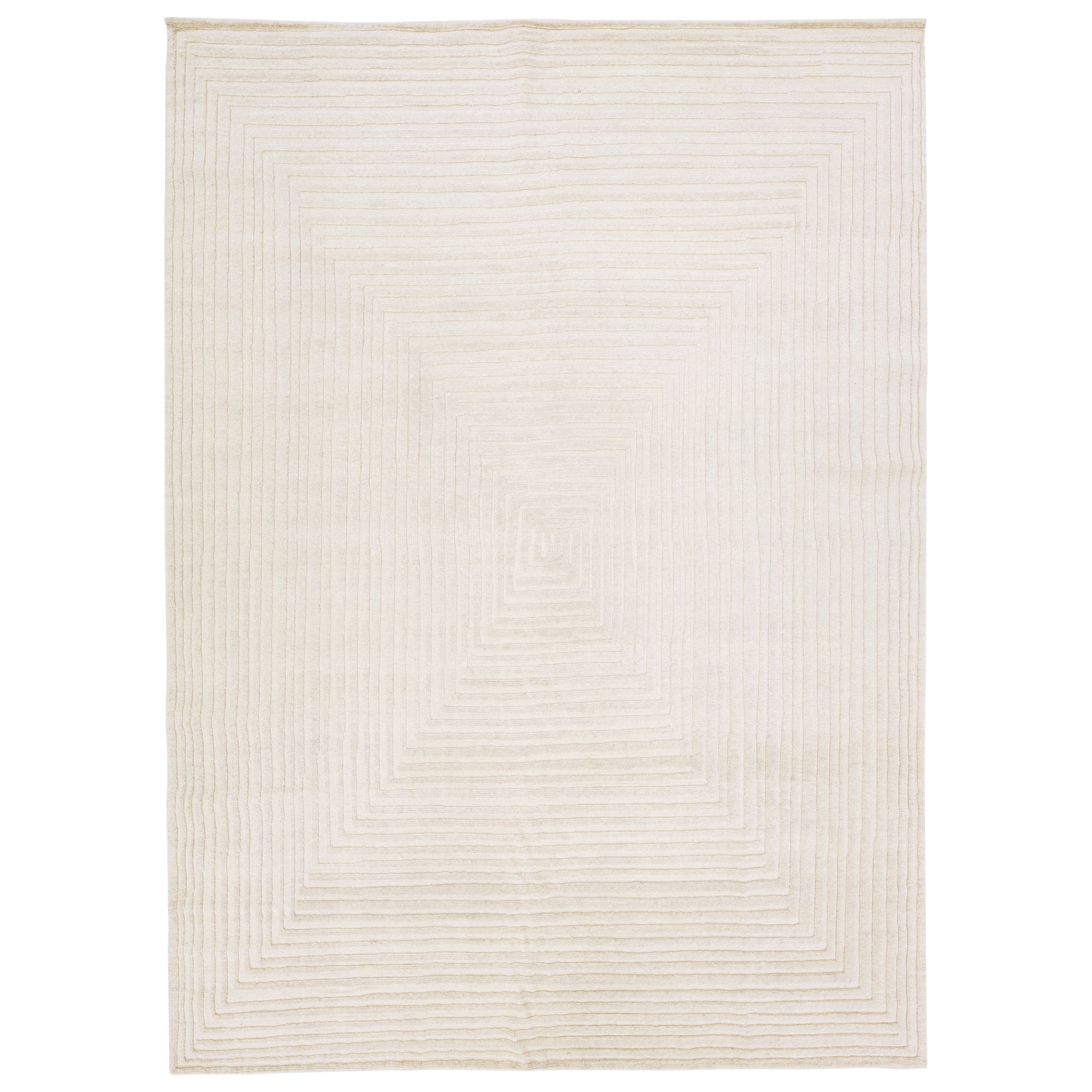 Tapis moderne ivoire sans couture de style marocain en laine fait à la main par Apadana