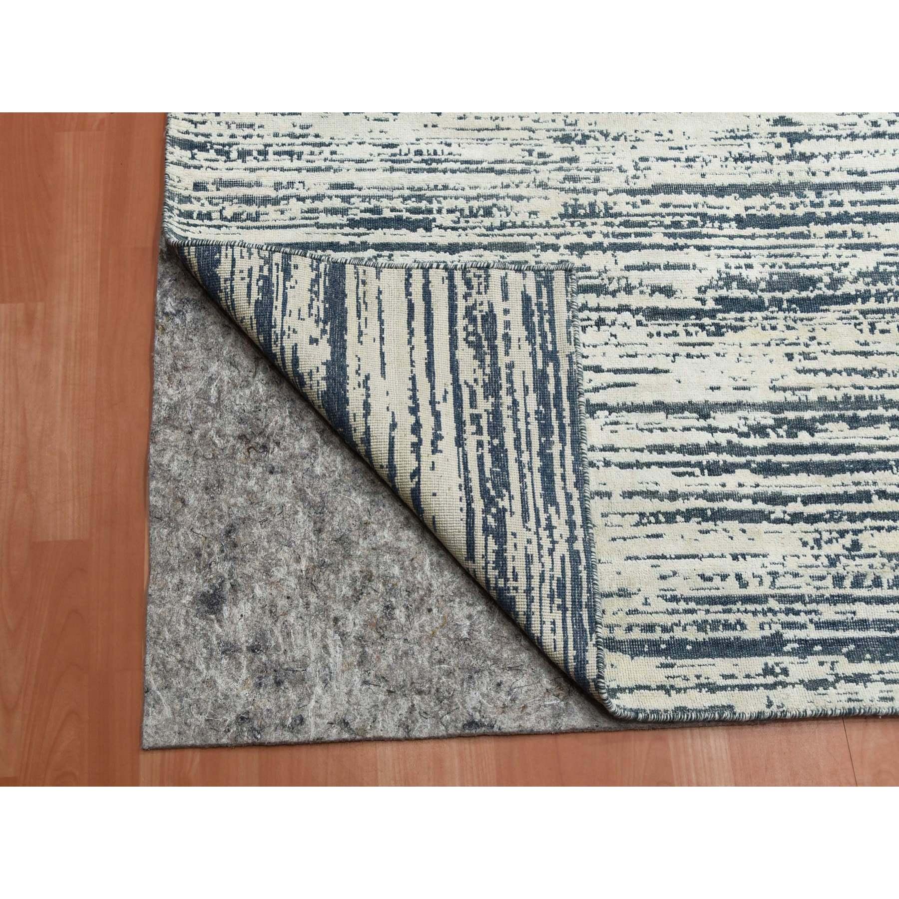 Annodato a mano Tappeto orientale avorio dal design moderno a righe in seta e lana tono su tono annodato a mano in vendita