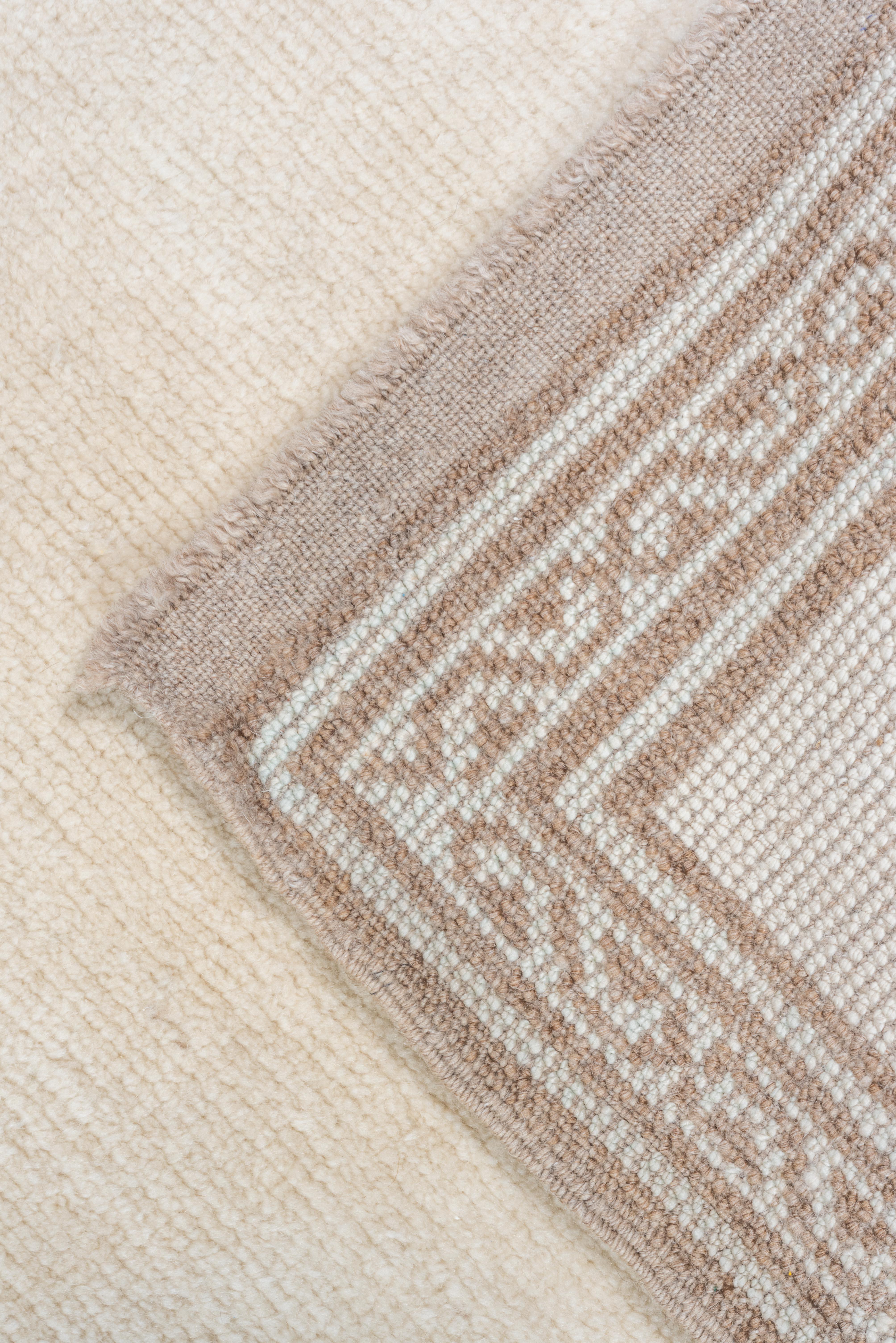 Elfenbeinfarbener marokkanischer langer Teppich mit doppeltem königsbraunen Medaillon  (Handgeknüpft) im Angebot