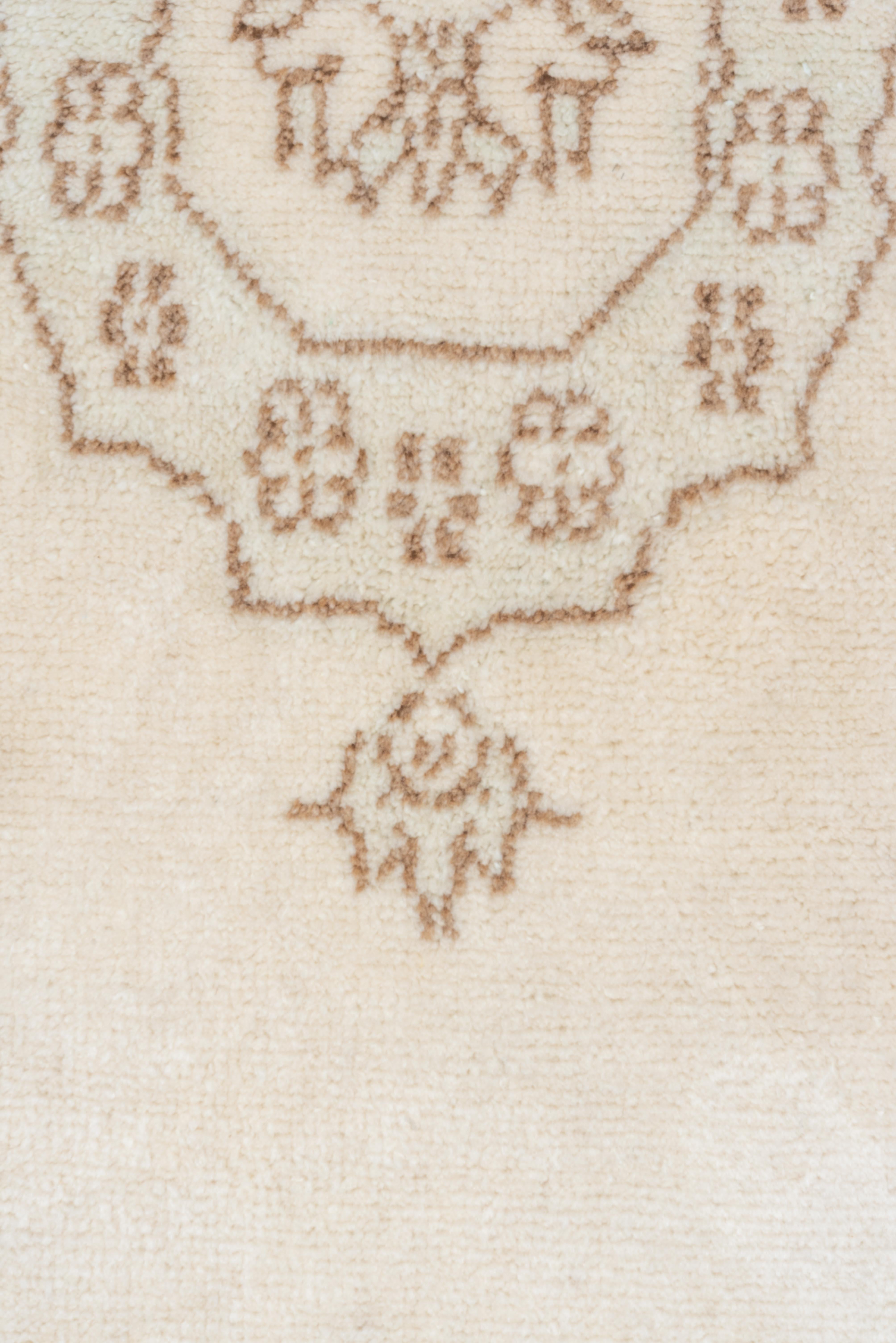 Elfenbeinfarbener marokkanischer langer Teppich mit doppeltem königsbraunen Medaillon  (20. Jahrhundert) im Angebot