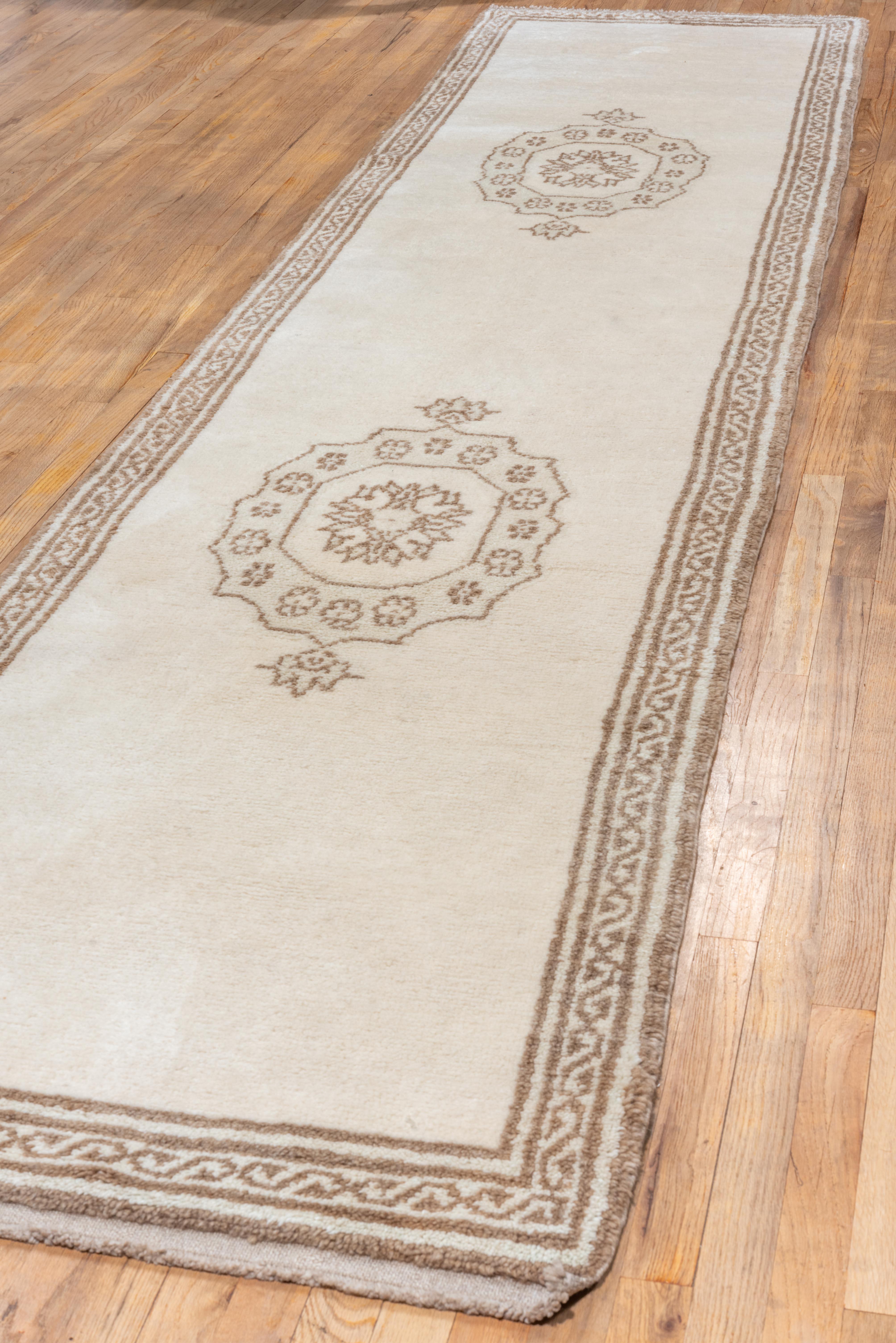 Elfenbeinfarbener marokkanischer langer Teppich mit doppeltem königsbraunen Medaillon  (Wolle) im Angebot