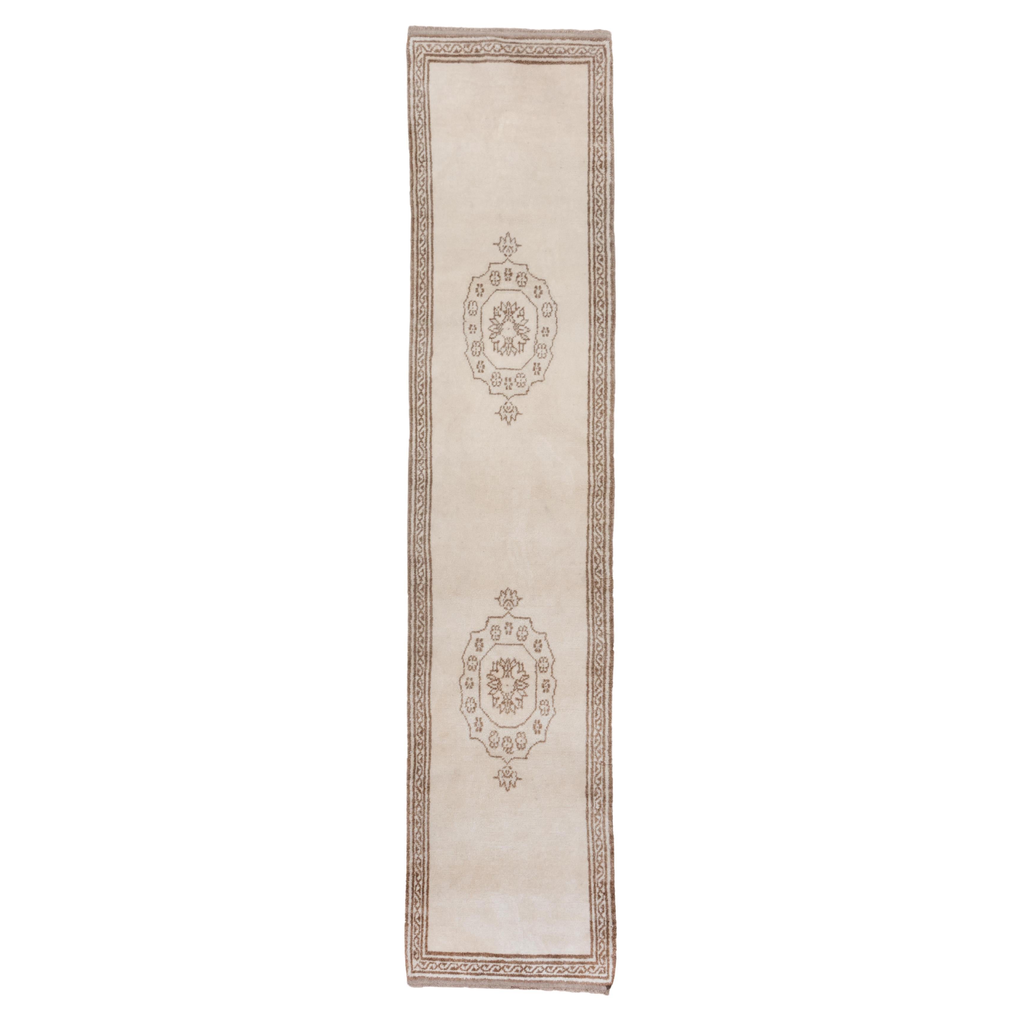 Elfenbeinfarbener marokkanischer langer Teppich mit doppeltem königsbraunen Medaillon 