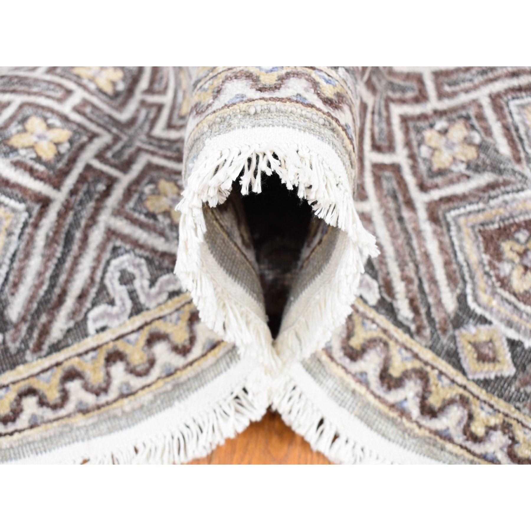 Tapis oriental noué à la main, en soie et laine texturée ivoire à motif moghol 10'1