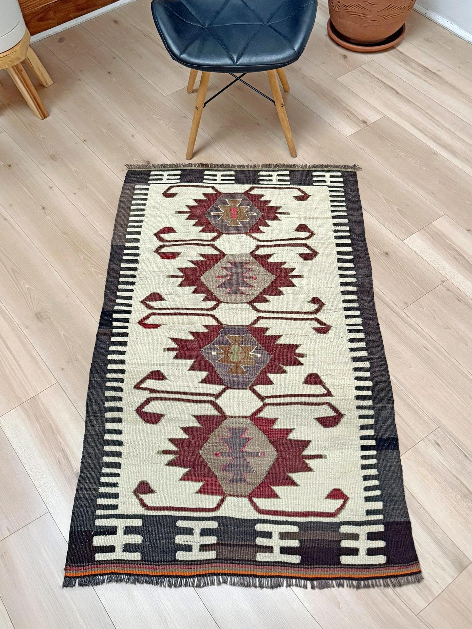 Turco Mut Kilim d'avorio - Tappeto tribale turco a trama piatta in stile Navajo (3'x5') - 1970s in vendita