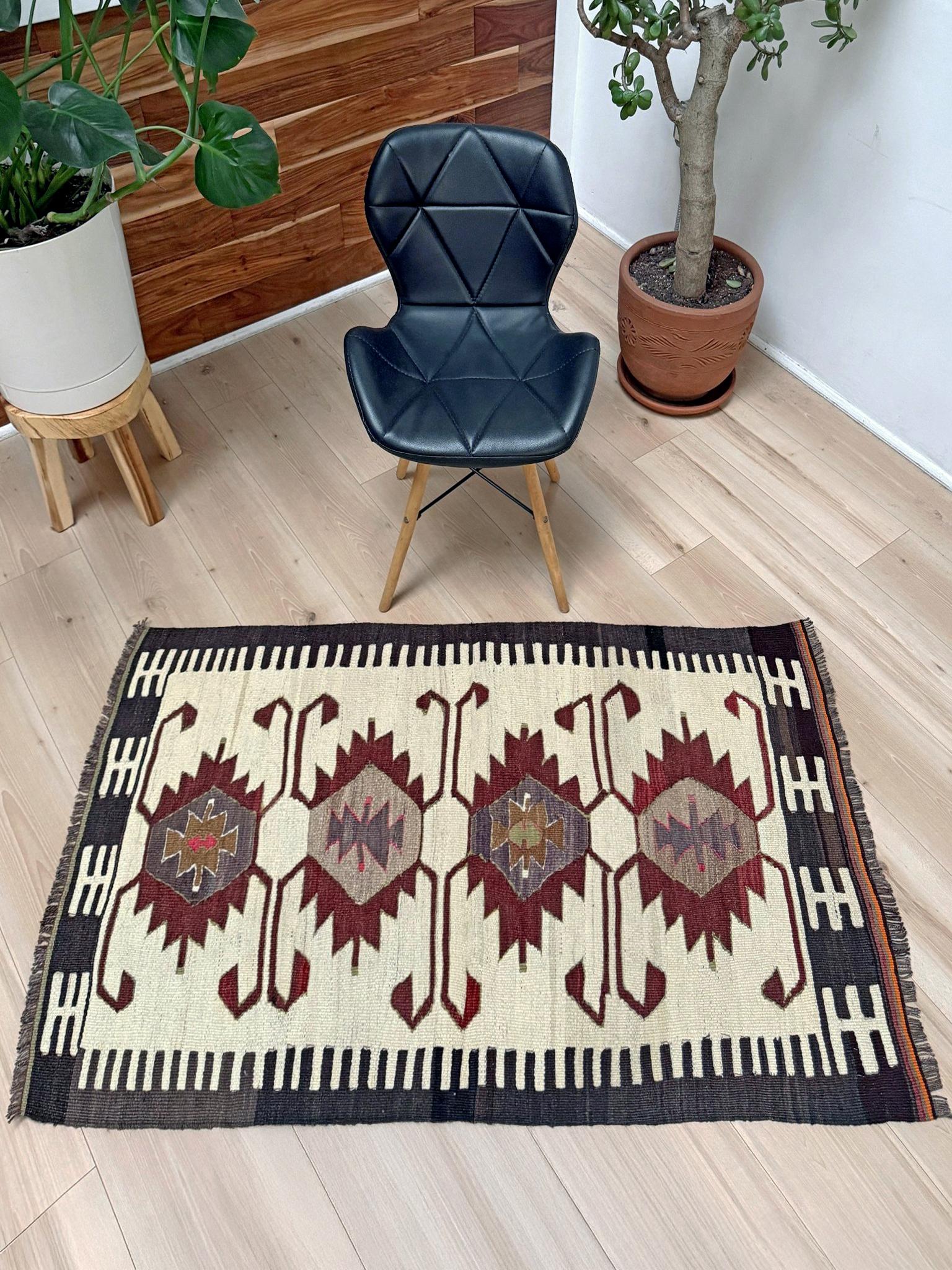 Tessuto a mano Mut Kilim d'avorio - Tappeto tribale turco a trama piatta in stile Navajo (3'x5') - 1970s in vendita