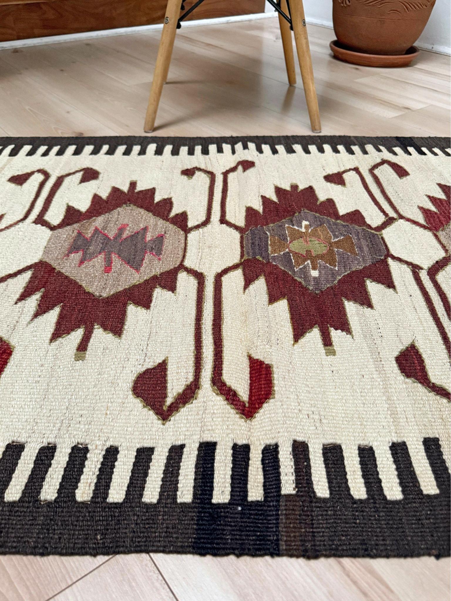 Mut Kilim d'avorio - Tappeto tribale turco a trama piatta in stile Navajo (3'x5') - 1970s In condizioni buone in vendita a Burlingame, CA
