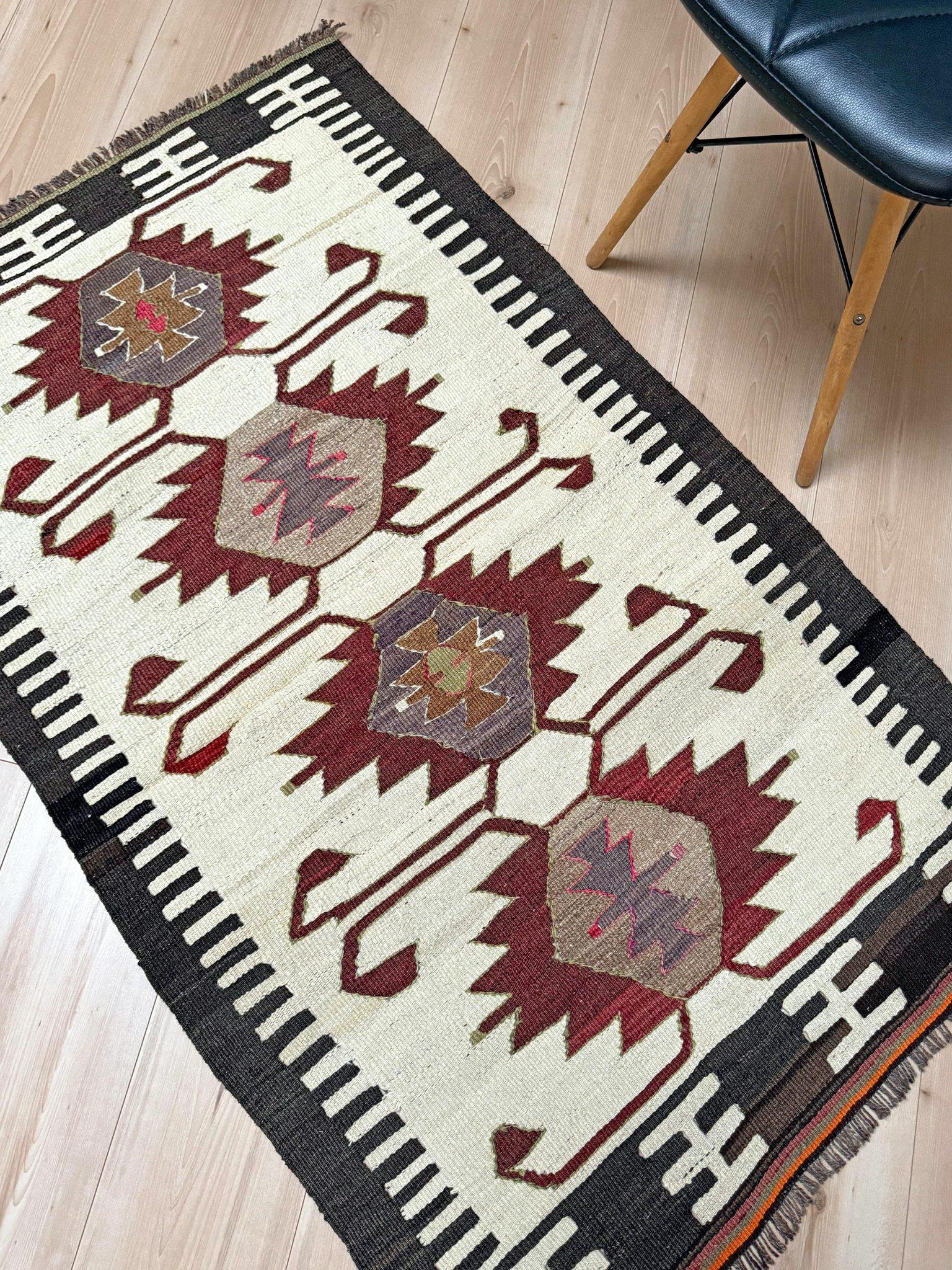 Fine XX secolo Mut Kilim d'avorio - Tappeto tribale turco a trama piatta in stile Navajo (3'x5') - 1970s in vendita
