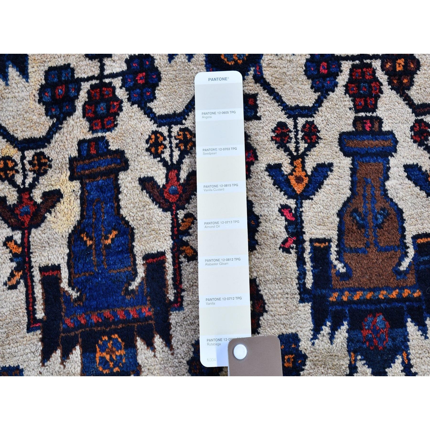 Handgeknüpfter Teppich aus Wolle mit geometrischem Muster in Elfenbein, Old North West Persian All Over (Mittelalterlich) im Angebot