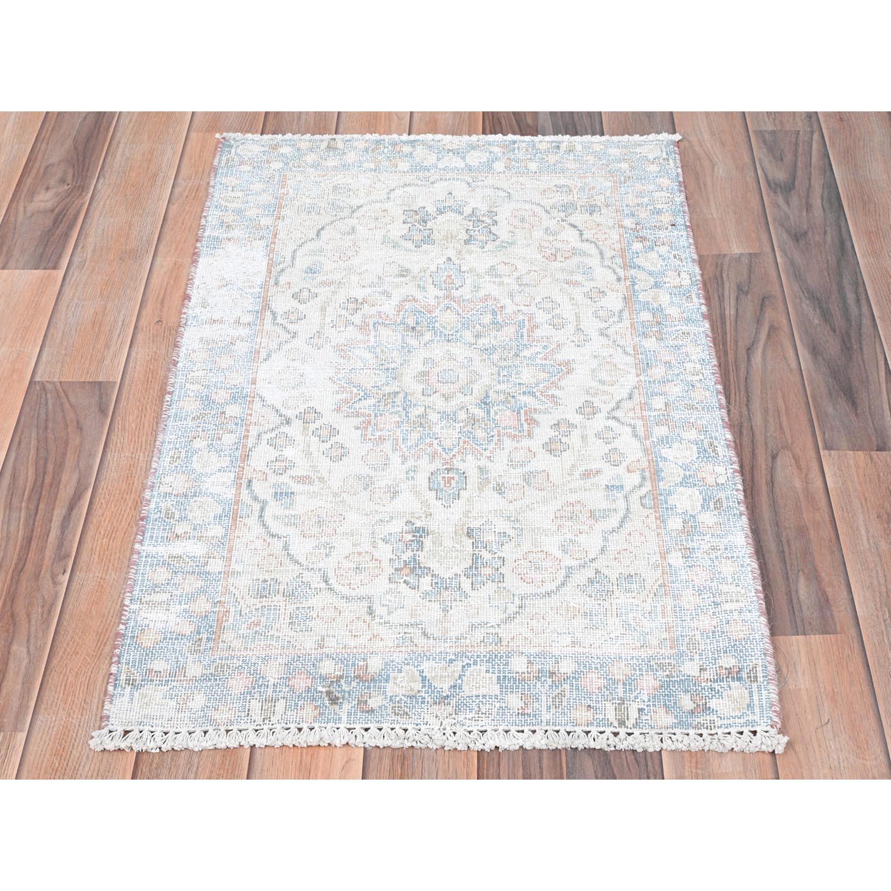 Ce fabuleux tapis noué à la main a été créé et conçu pour une résistance et une durabilité accrues. Ce tapis a été fabriqué à la main pendant des semaines selon la méthode traditionnelle qui est utilisée pour faire des
Taille exacte du tapis en