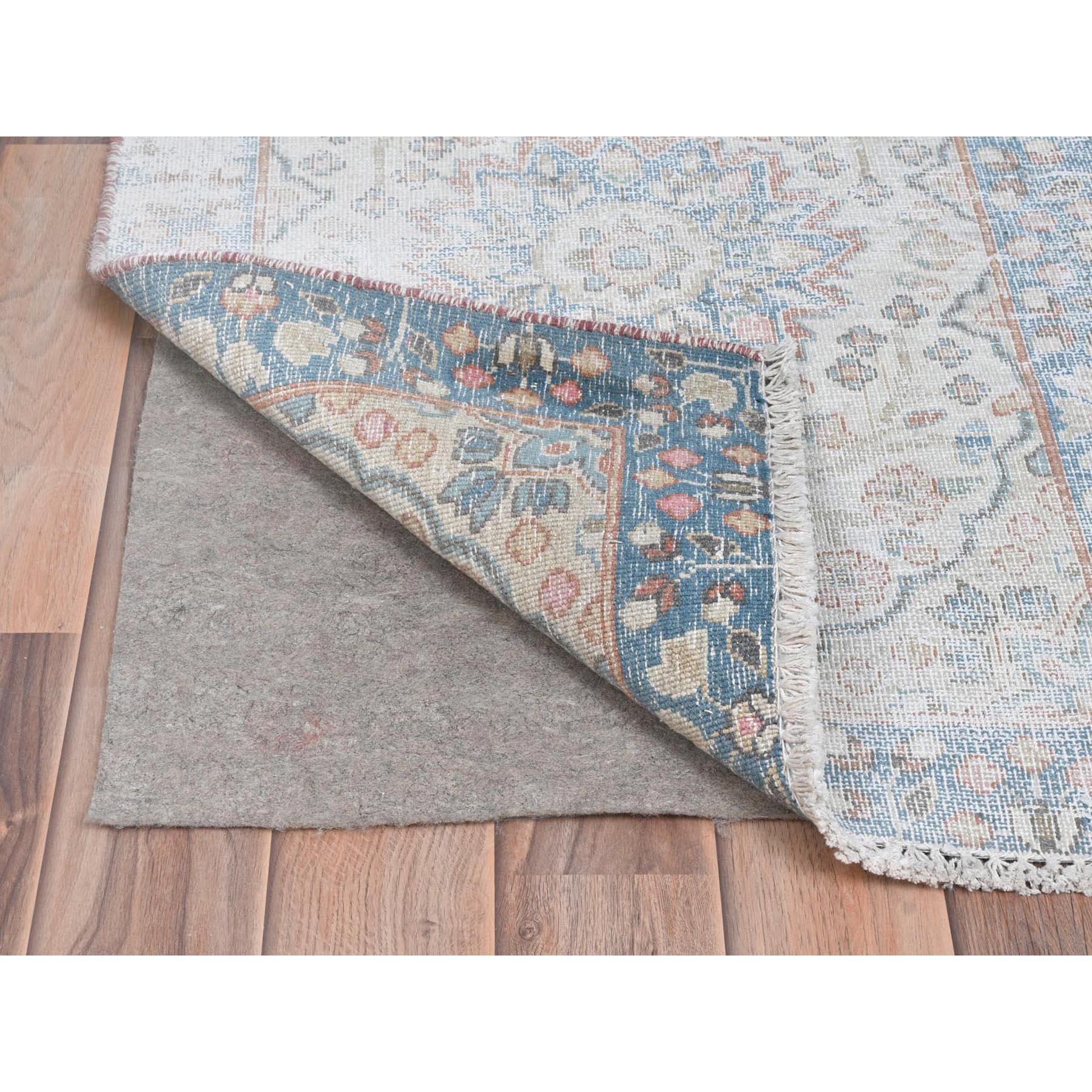 Médiéval Tapis Kerman court en laine ivoire de style persan ancien, noué à la main, à l'aspect fin et vieilli en vente