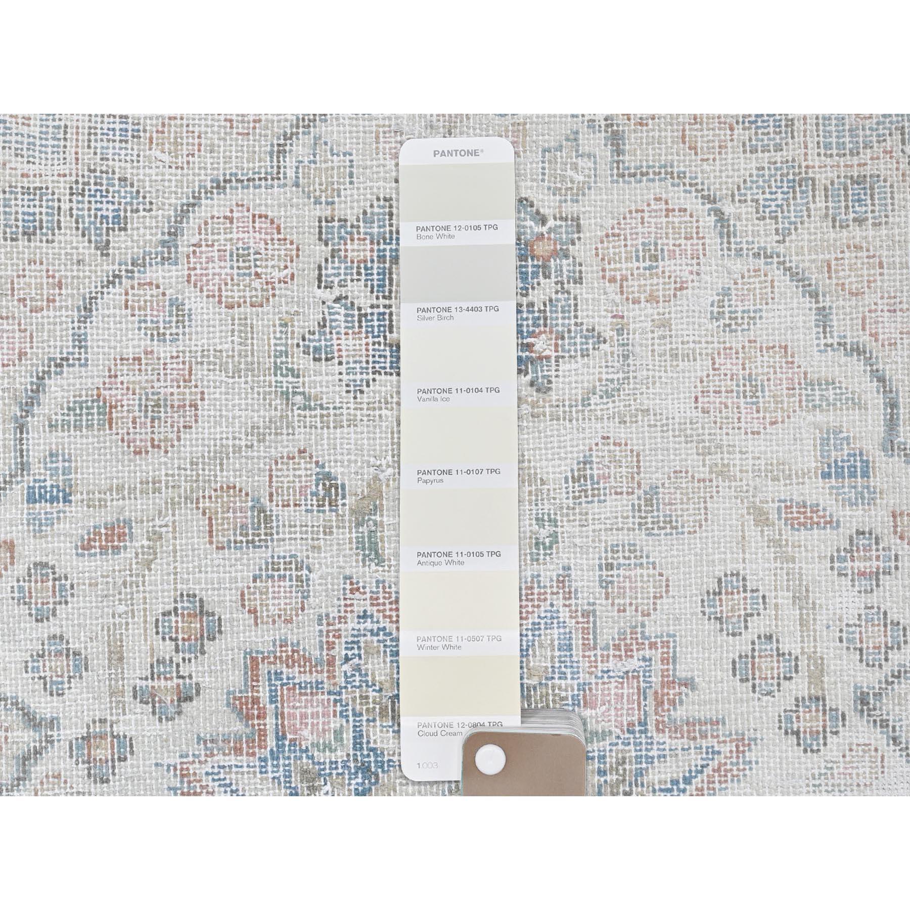 Perse Tapis Kerman court en laine ivoire de style persan ancien, noué à la main, à l'aspect fin et vieilli en vente