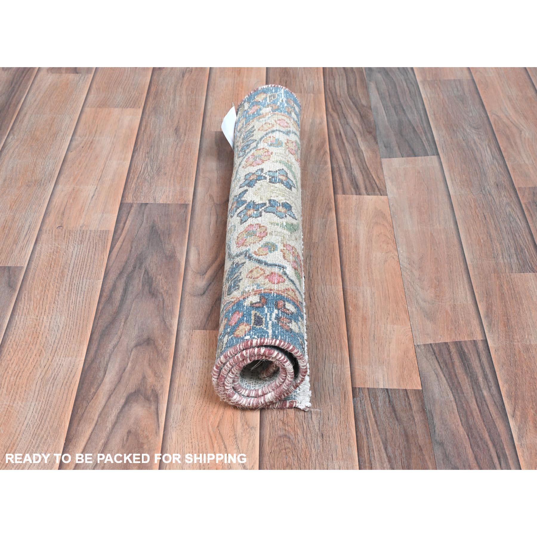 Noué à la main Tapis Kerman court en laine ivoire de style persan ancien, noué à la main, à l'aspect fin et vieilli en vente