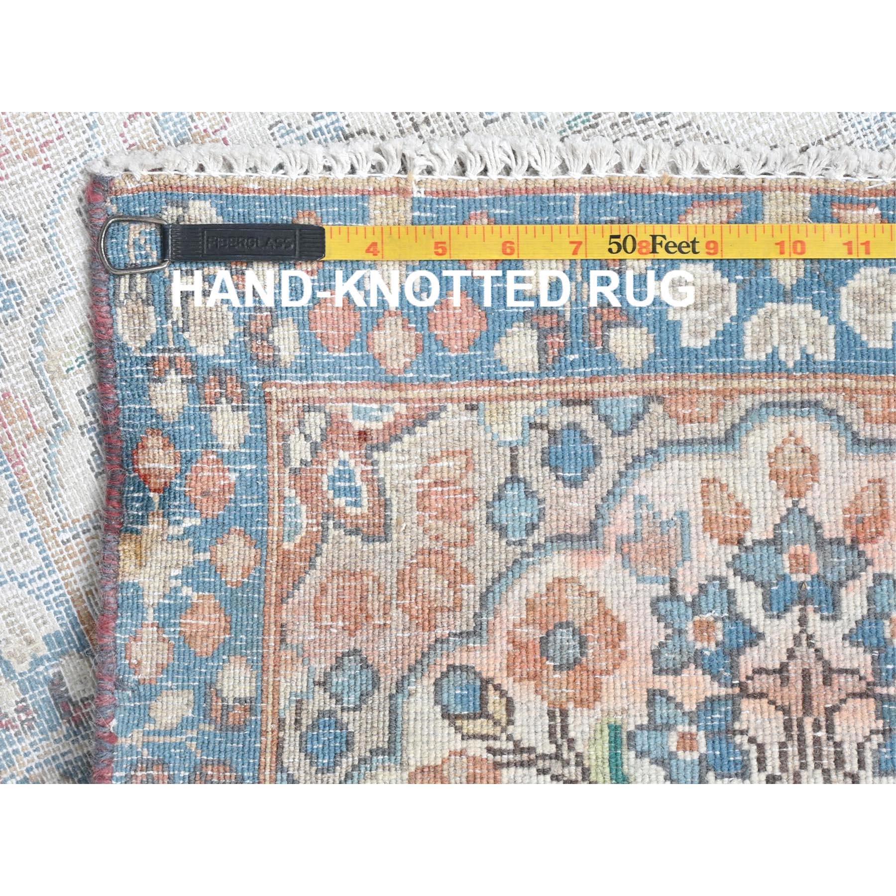Milieu du XXe siècle Tapis Kerman court en laine ivoire de style persan ancien, noué à la main, à l'aspect fin et vieilli en vente