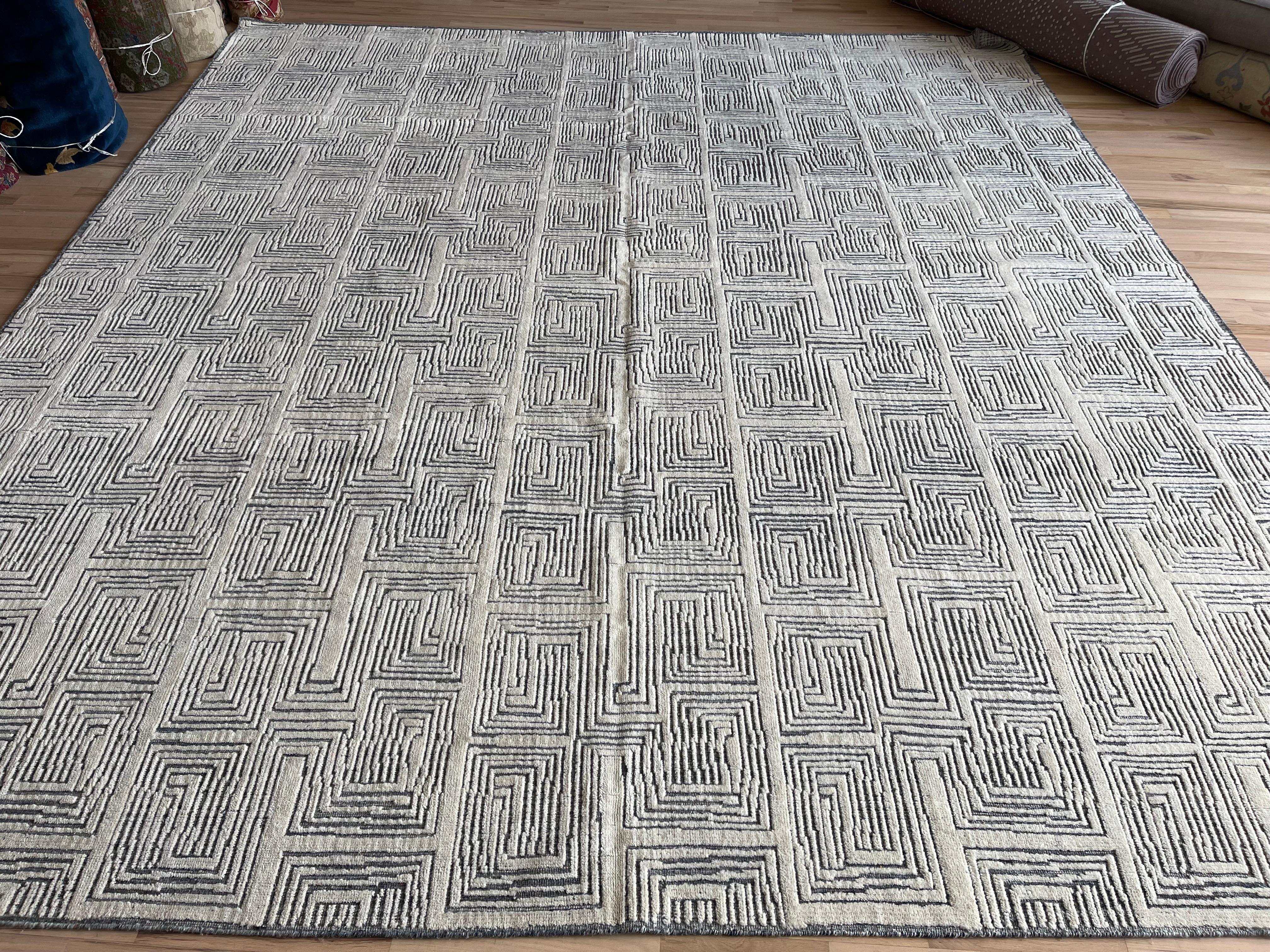 Proveniente dalla nostra nuovissima collezione di disegni marocchini, questo modello oversize in avorio e blu.  Il tappeto marocchino maze è fatto a mano e annodato a mano in India. Il suo disegno complesso ma semplice all-over lo rende facile da