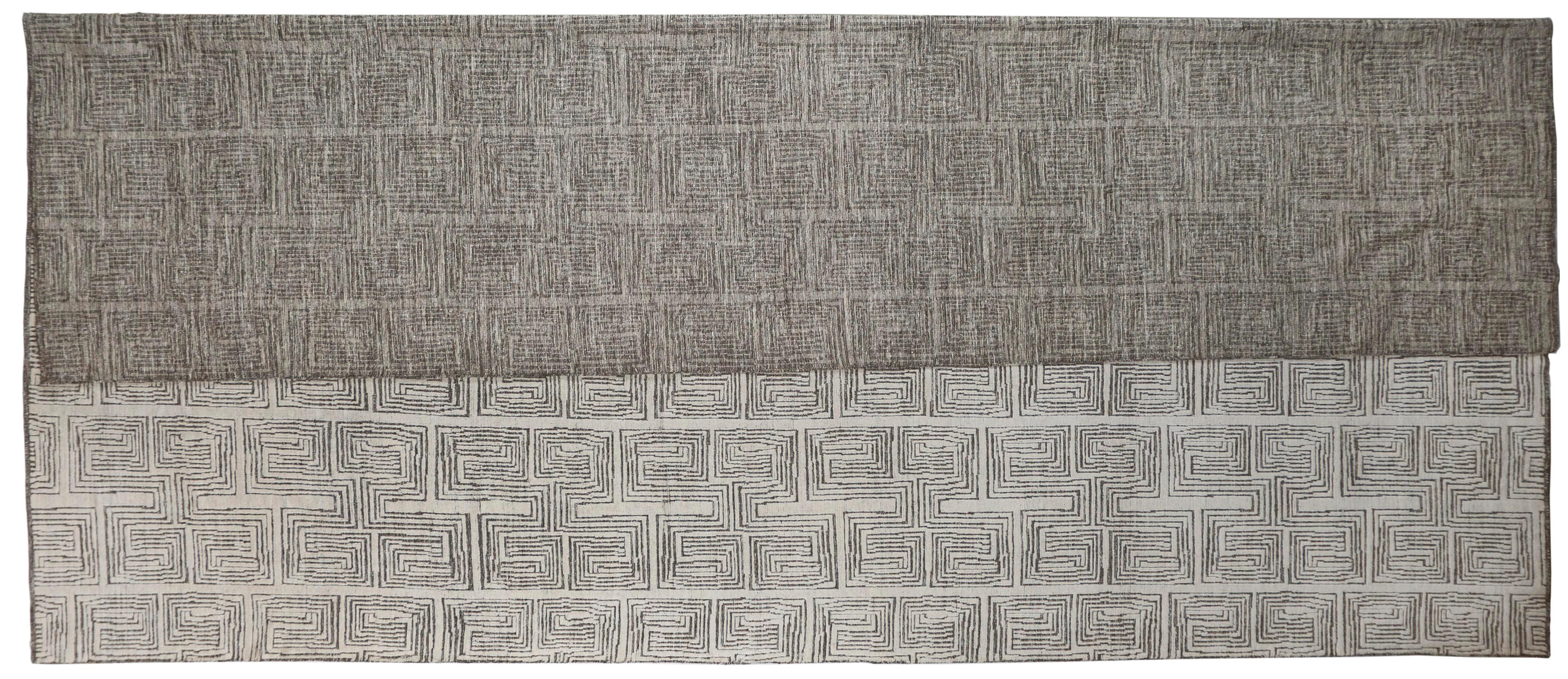 Aus unserer neuesten Kollektion marokkanischer Designs stammt dieses übergroße elfenbeinfarbene und anthrazitfarbene  Labyrinth Marokkanisches Design Teppich ist handgefertigt und handgeknotet in Indien. Durch sein komplexes Muster und das schlichte
