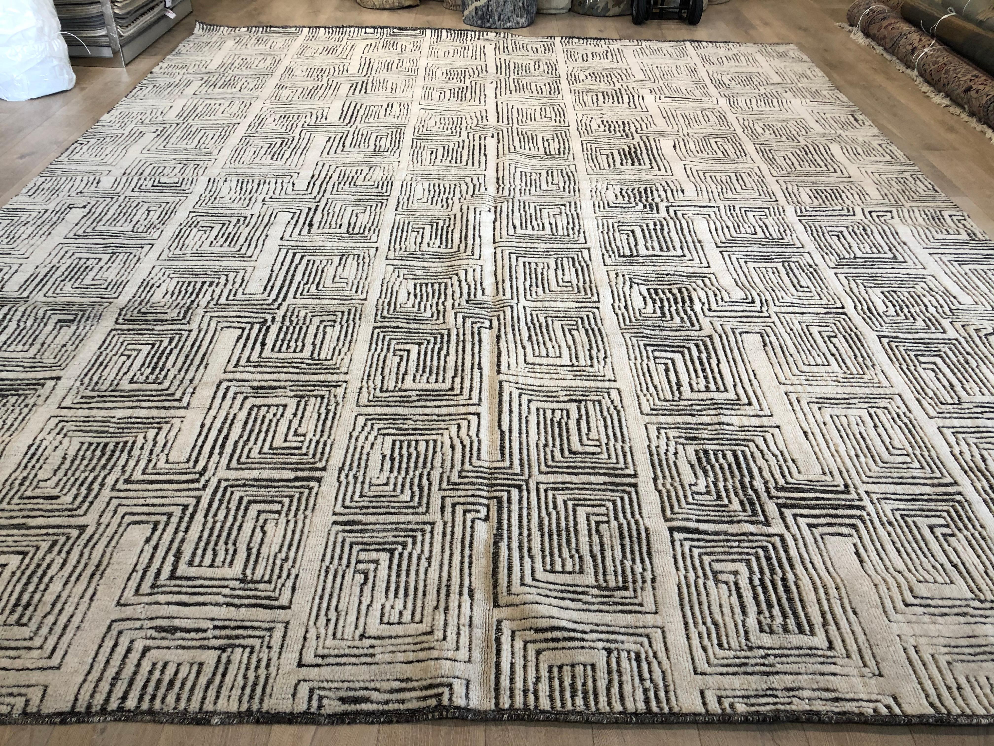 Elfenbeinfarbener auf Holzkohle Maze Teppich im marokkanischen Design (Indisch) im Angebot