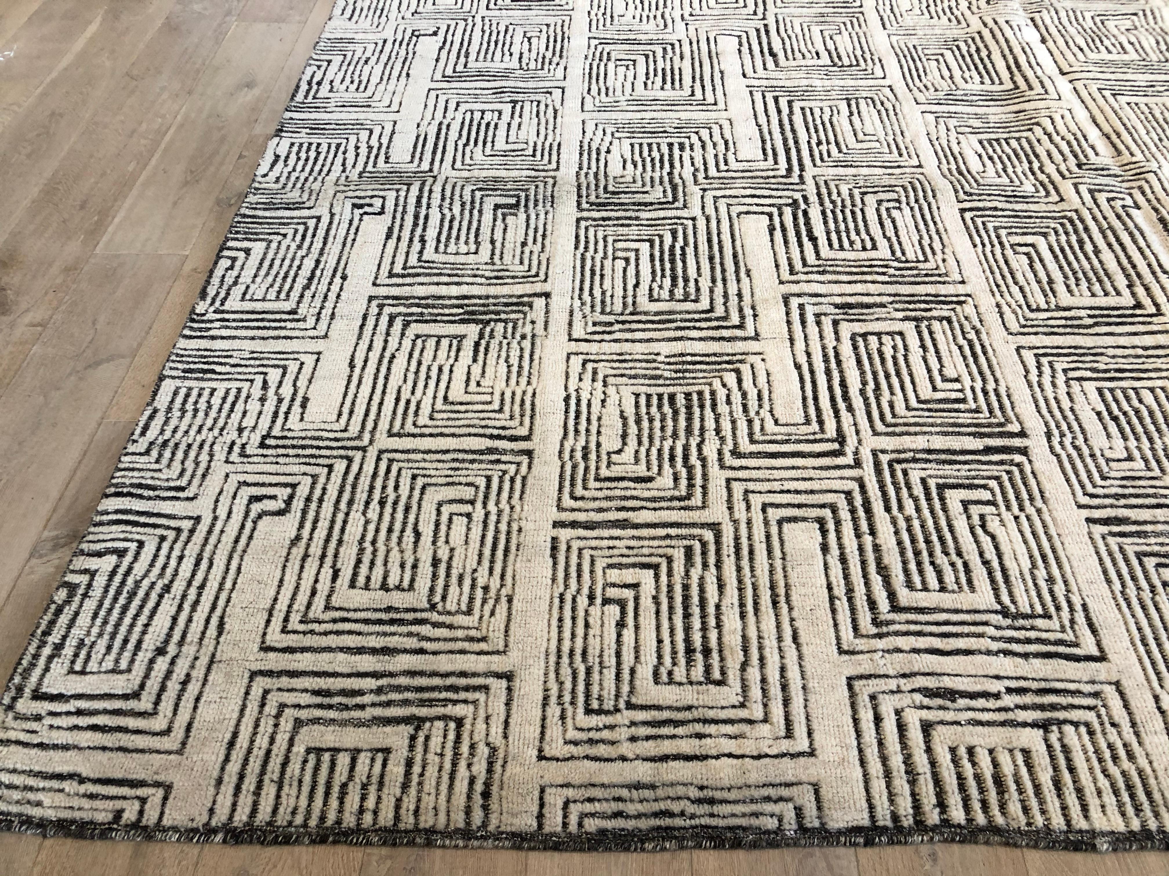 Elfenbeinfarbener auf Holzkohle Maze Teppich im marokkanischen Design (Handgeknüpft) im Angebot