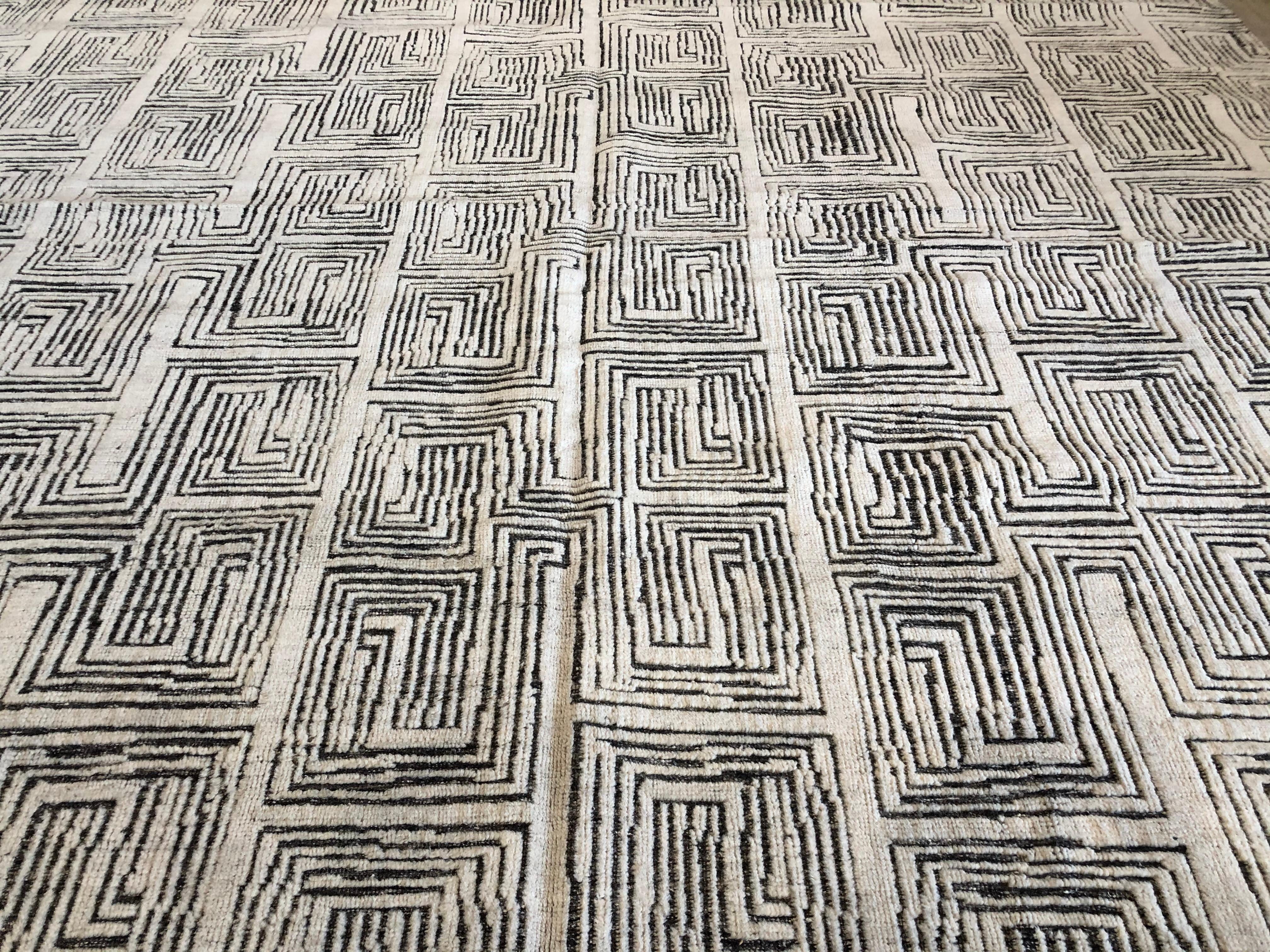 Elfenbeinfarbener auf Holzkohle Maze Teppich im marokkanischen Design im Zustand „Neu“ im Angebot in West Hollywood, CA