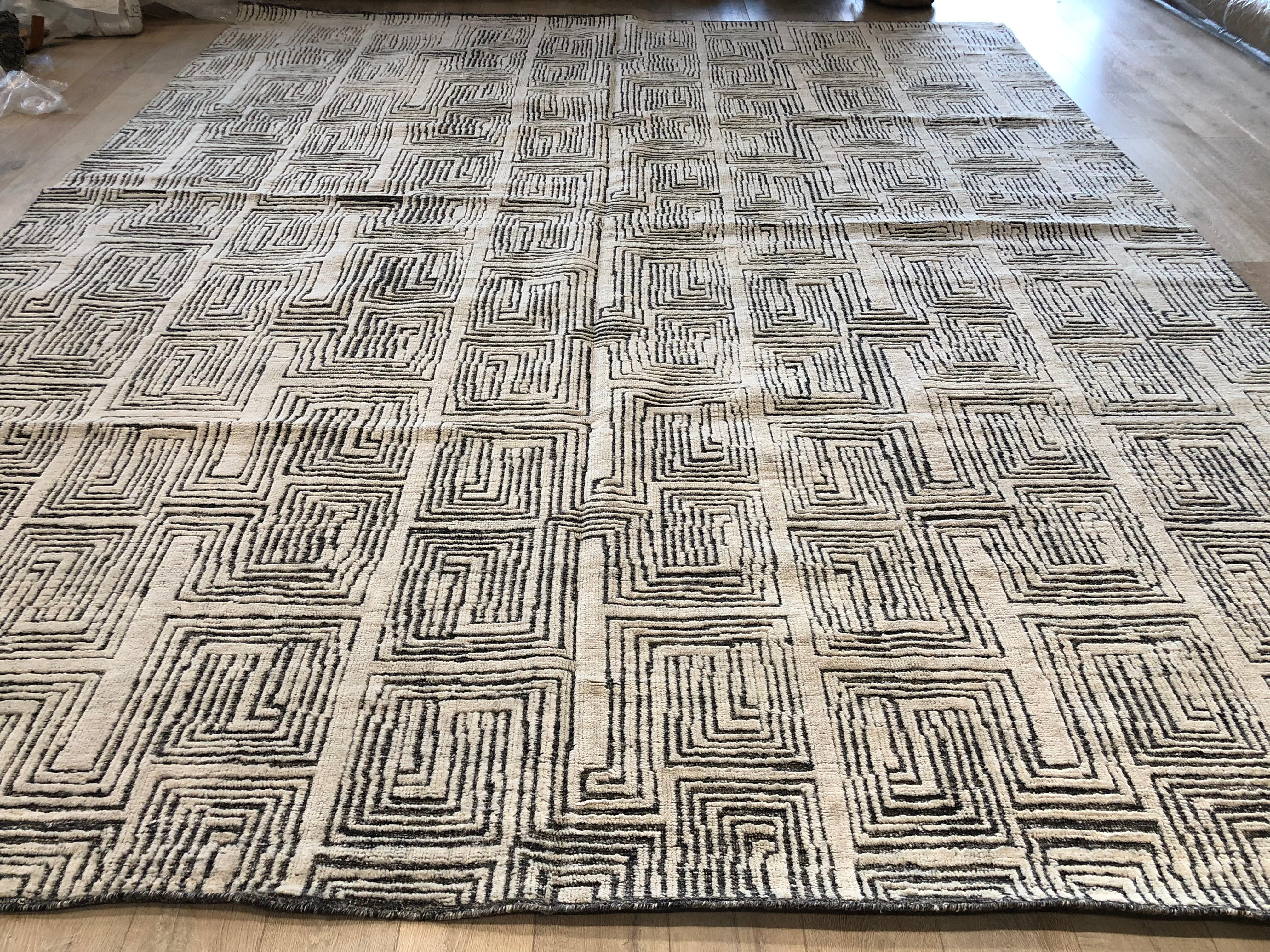Elfenbeinfarbener auf Holzkohle Maze Teppich im marokkanischen Design (21. Jahrhundert und zeitgenössisch) im Angebot