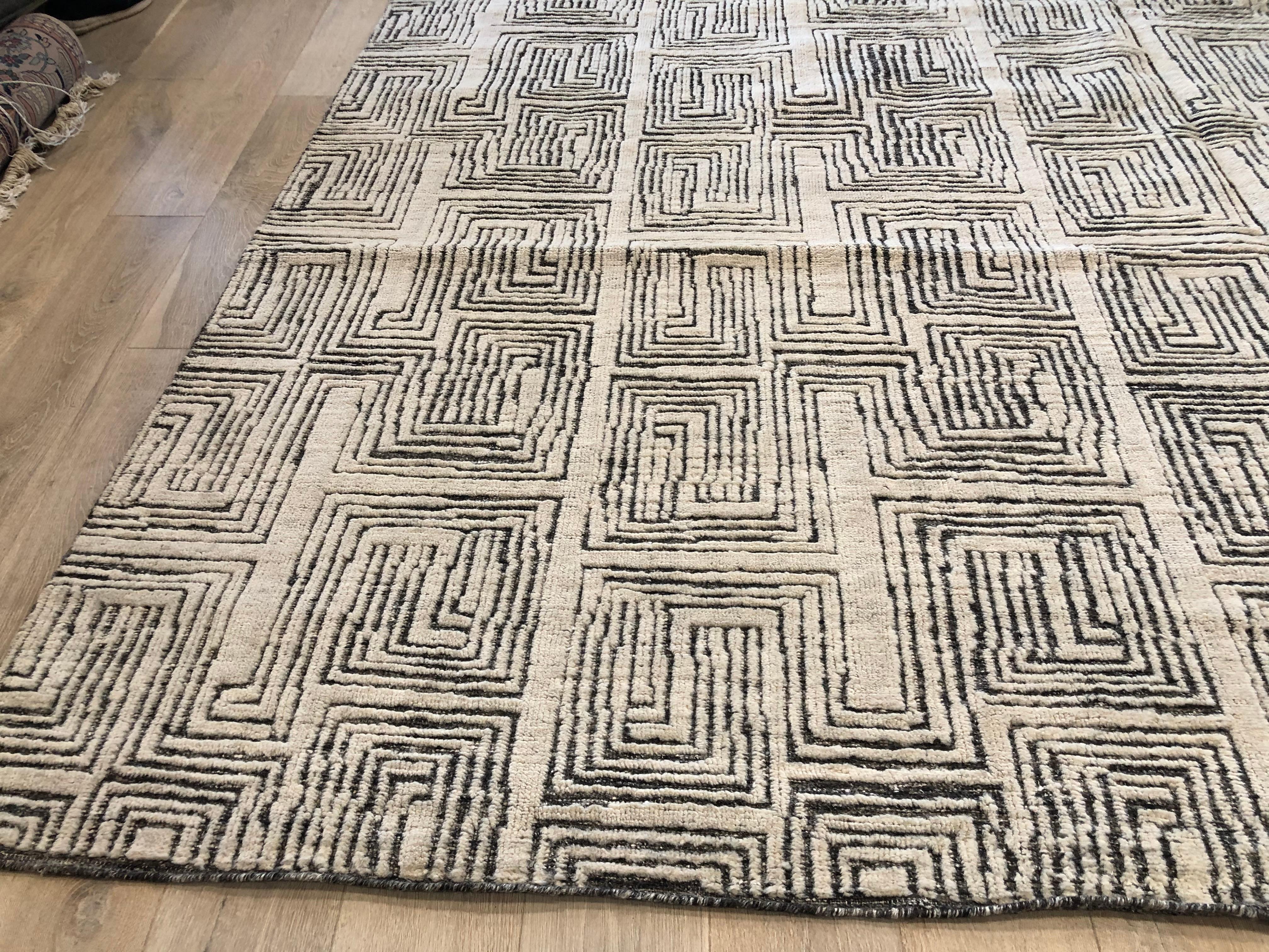 Elfenbeinfarbener auf Holzkohle Maze Teppich im marokkanischen Design (Wolle) im Angebot