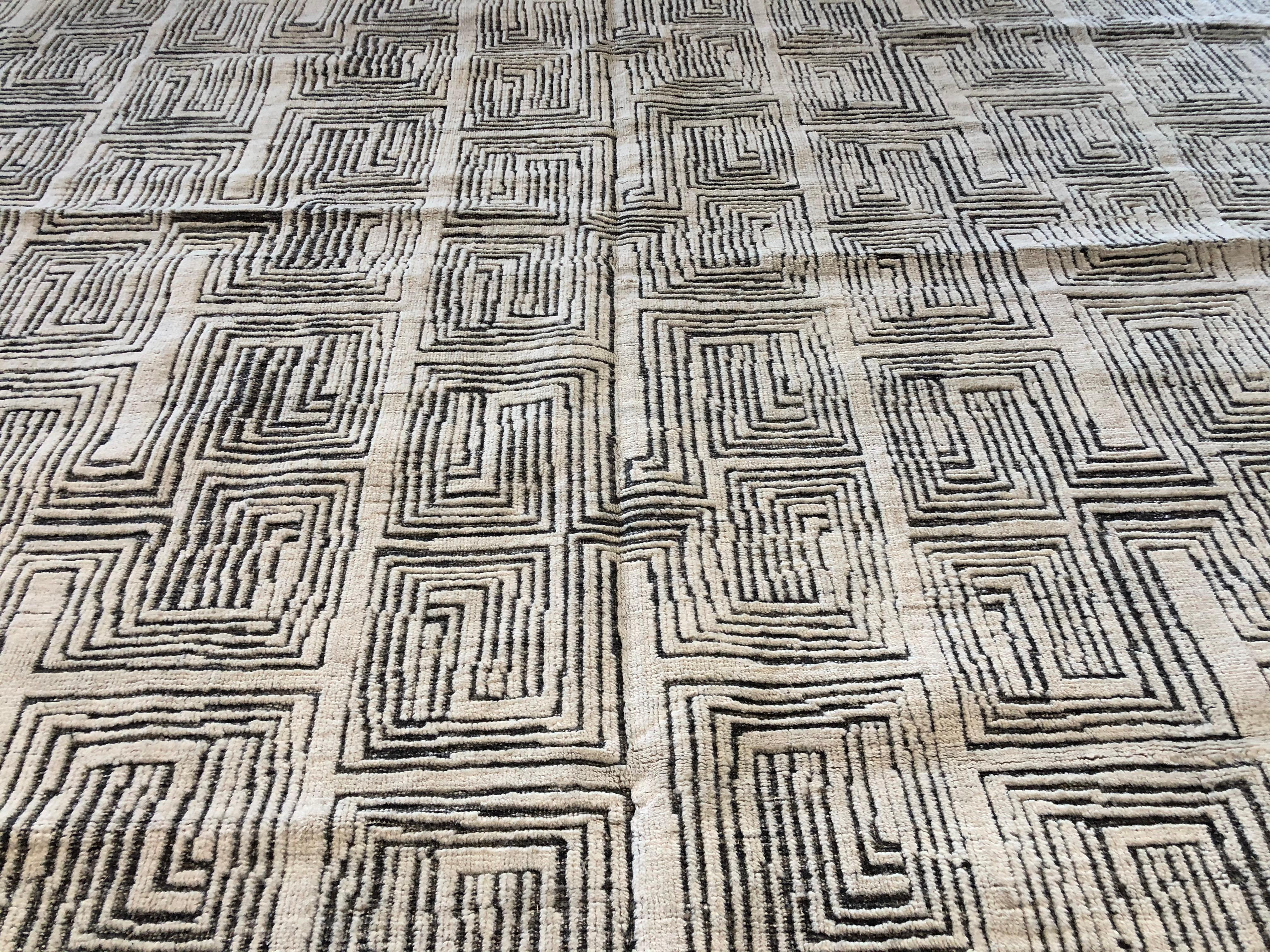 Elfenbeinfarbener auf Holzkohle Maze Teppich im marokkanischen Design im Angebot 1