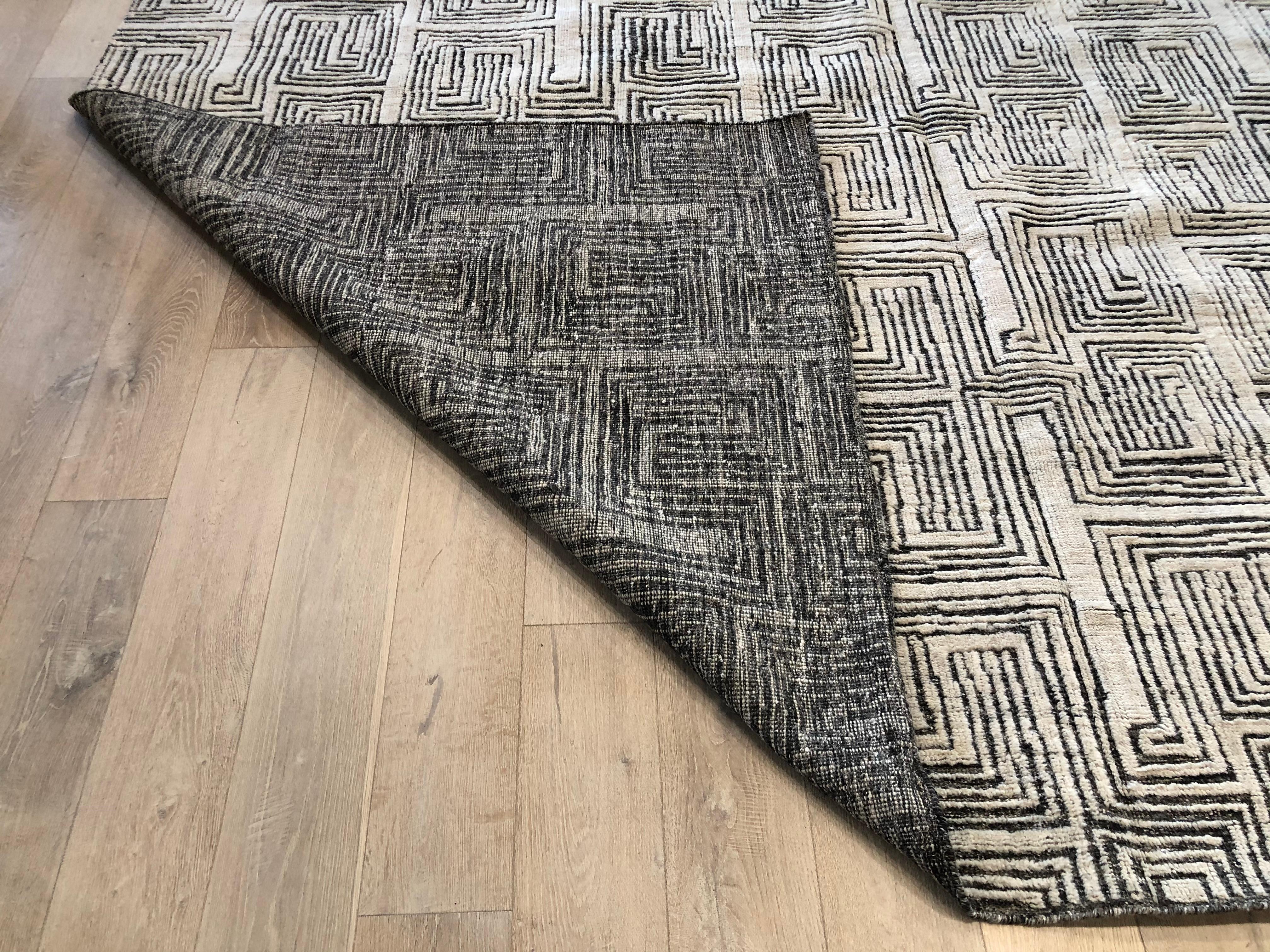 Elfenbeinfarbener auf Holzkohle Maze Teppich im marokkanischen Design im Angebot 2