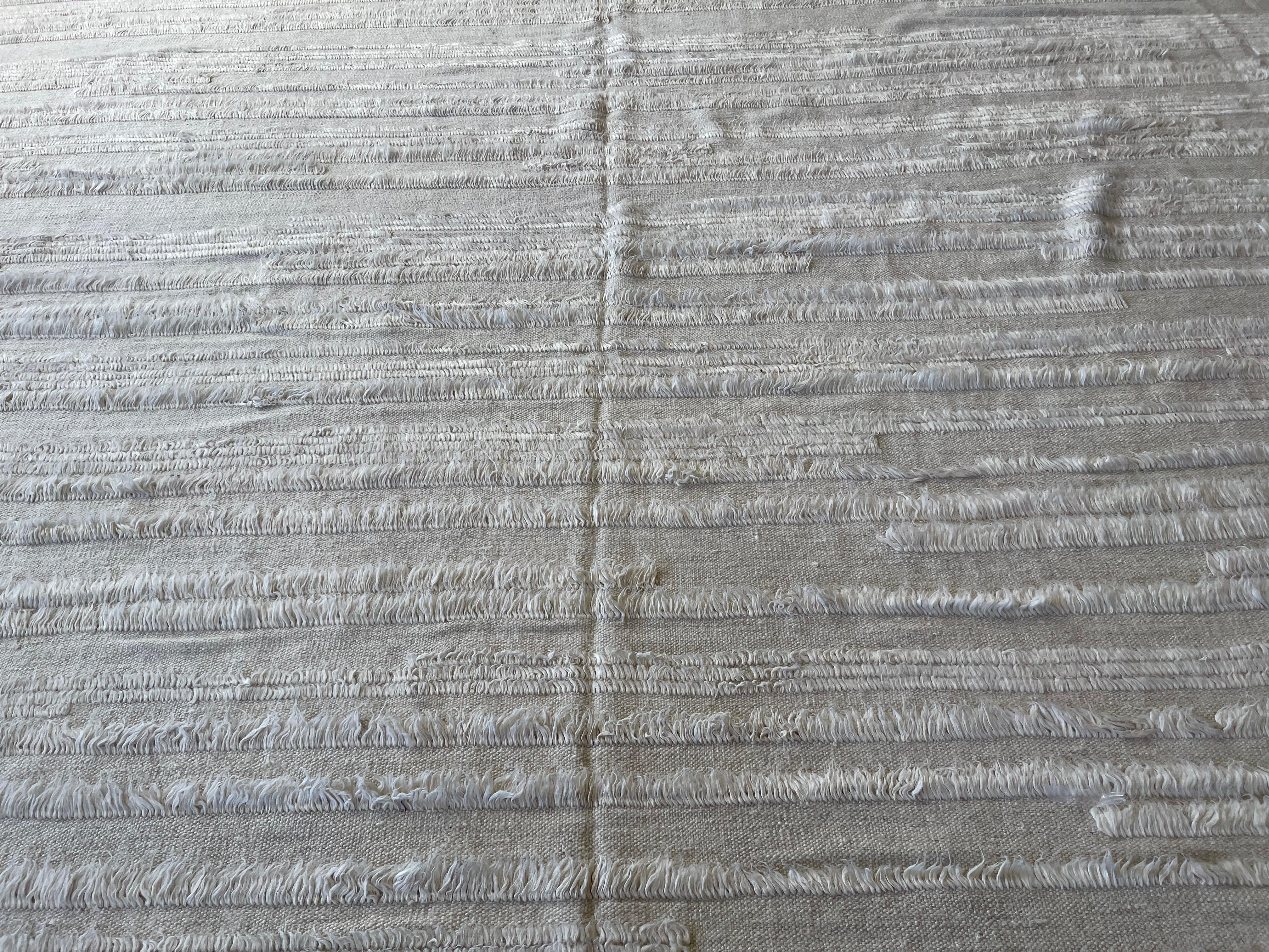 Aus unserer neuesten Kollektion marokkanischer Designs stammt dieses übergroße Elfenbein auf Elfenbein  Der marokkanische Designteppich ist handgefertigt und handgeknüpft und wird in Indien hergestellt. Das Hoch-Tief-Muster ist ein einfaches, aber