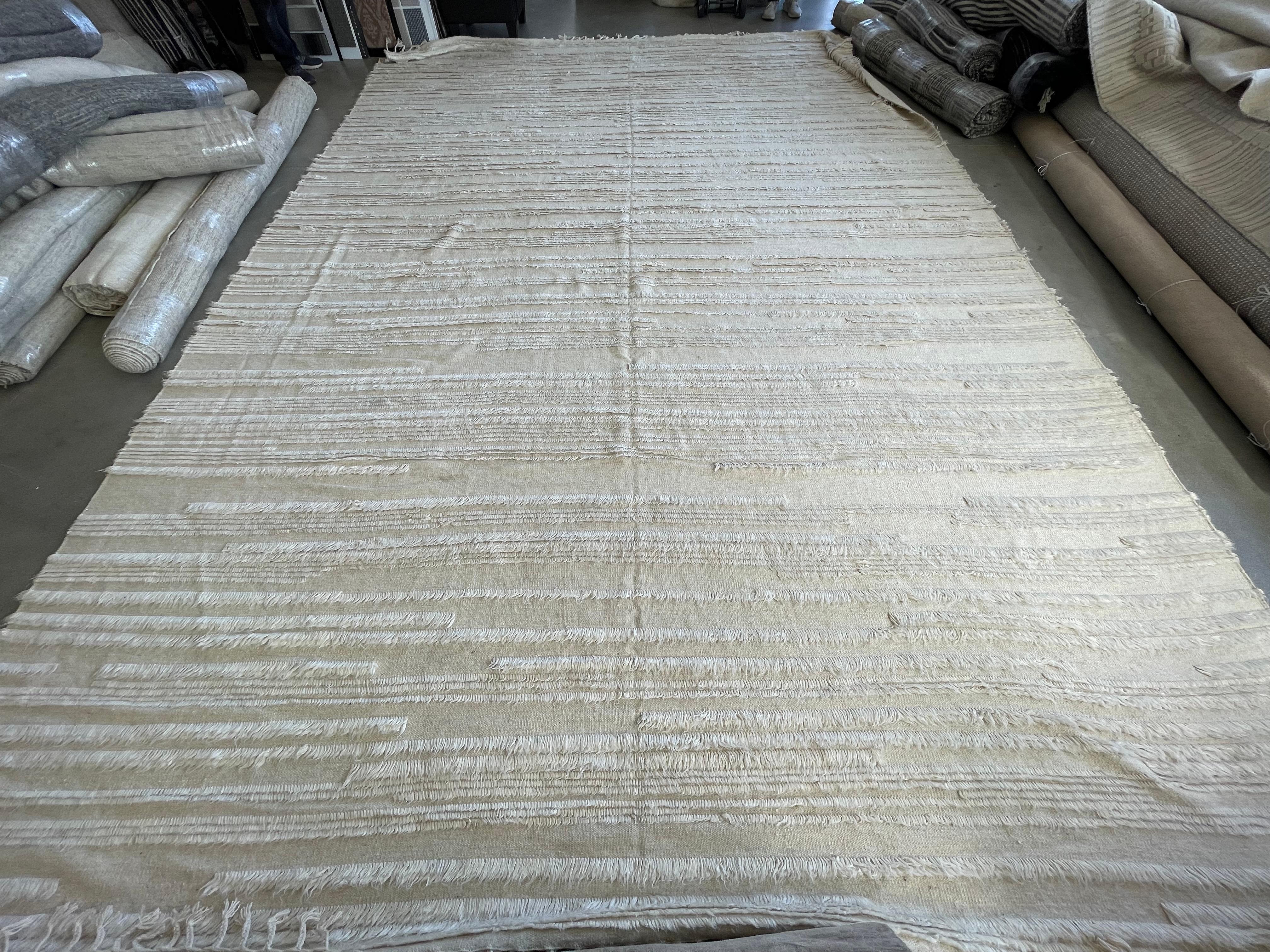 Elfenbein auf Elfenbein Hoch niedriger Teppich in marokkanischem Design (Handgeknüpft) im Angebot