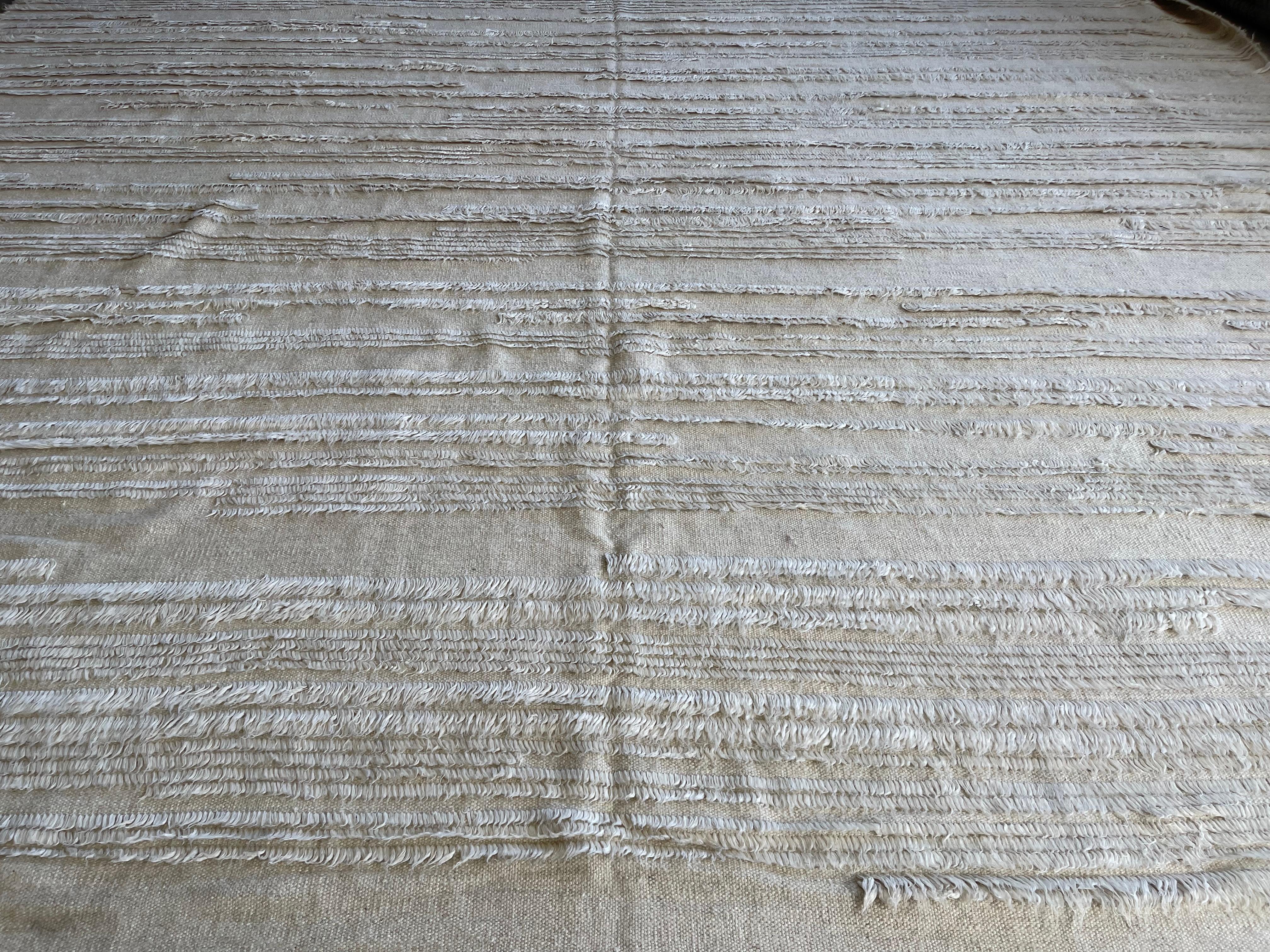Elfenbein auf Elfenbein Hoch niedriger Teppich in marokkanischem Design (21. Jahrhundert und zeitgenössisch) im Angebot