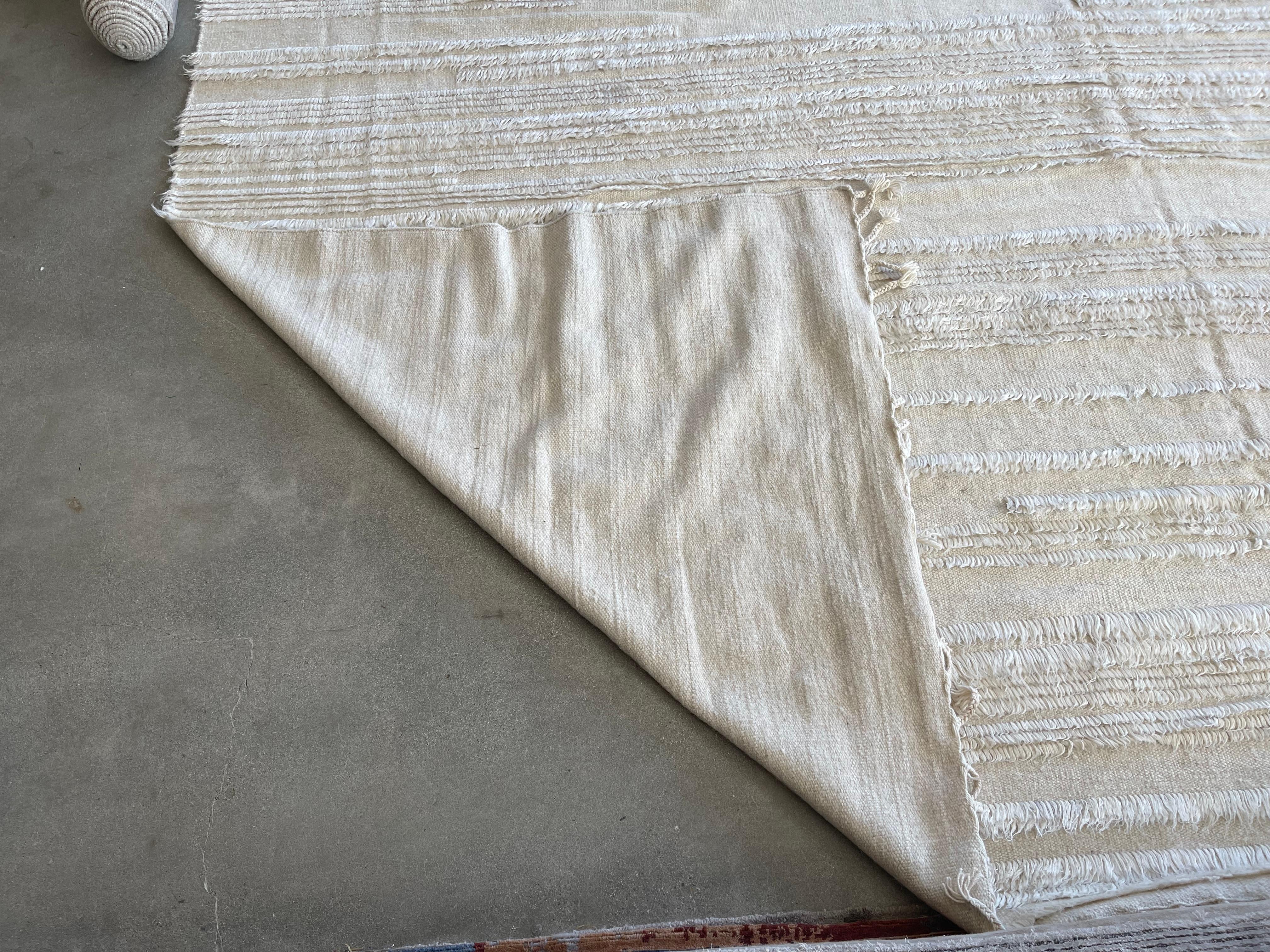 Elfenbein auf Elfenbein Hoch niedriger Teppich in marokkanischem Design (Wolle) im Angebot