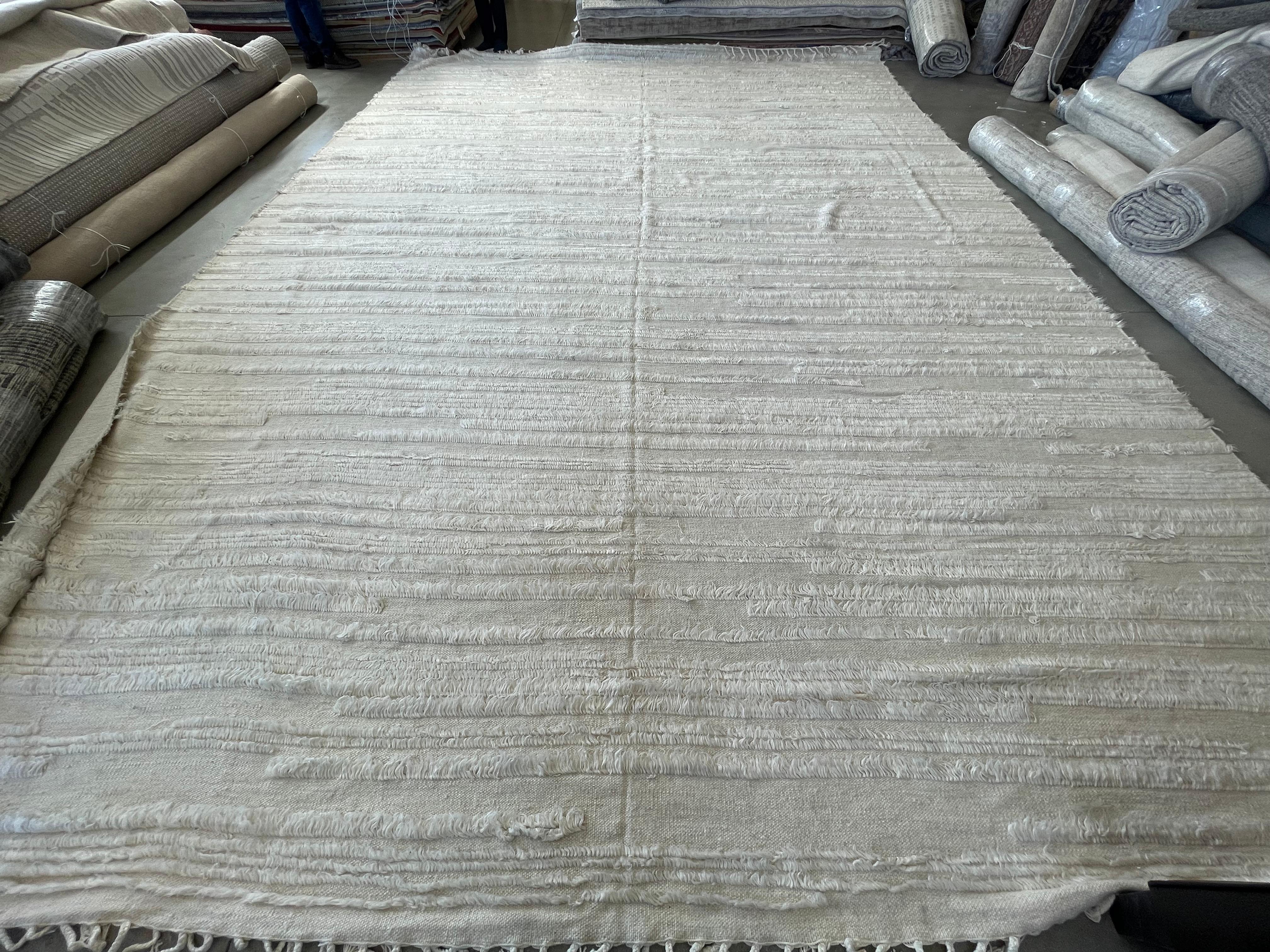 Elfenbein auf Elfenbein Hoch niedriger Teppich in marokkanischem Design im Angebot 1