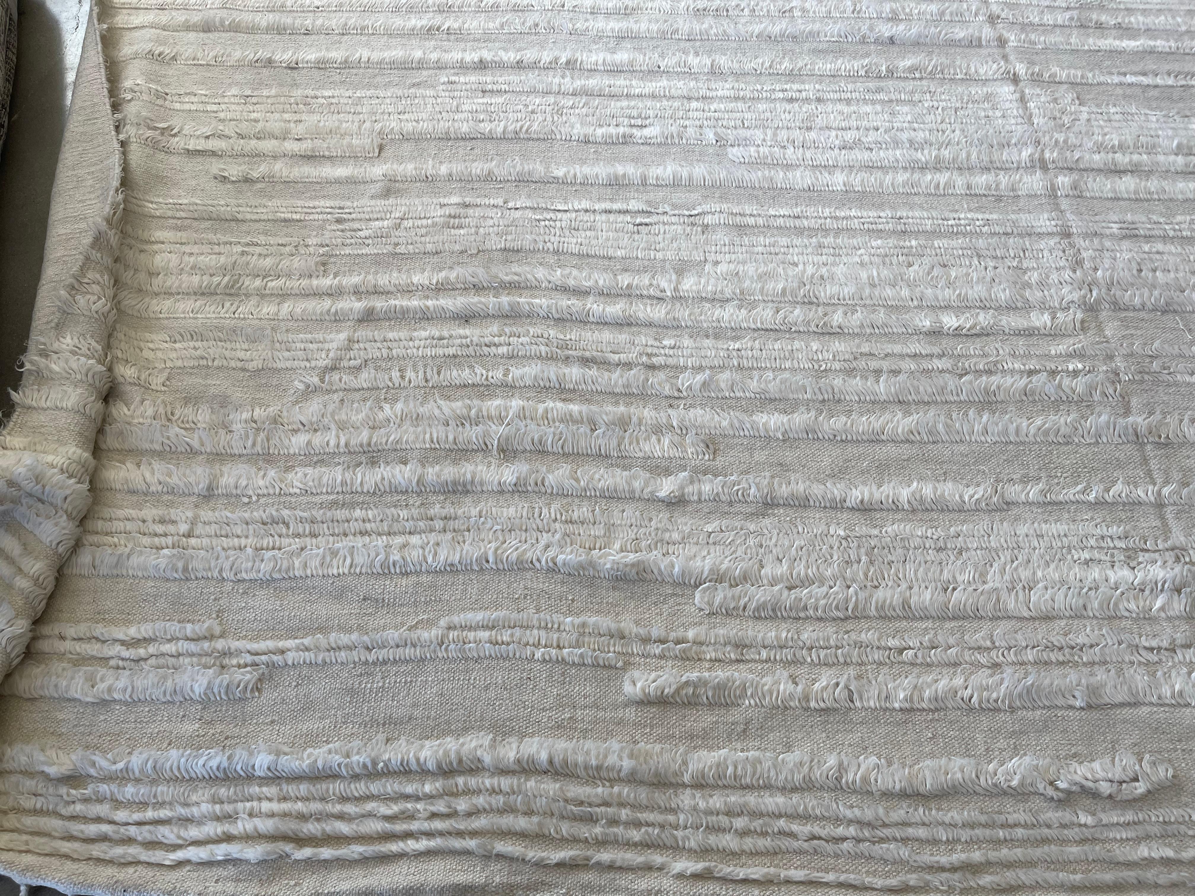 Elfenbein auf Elfenbein Hoch niedriger Teppich in marokkanischem Design im Angebot 2