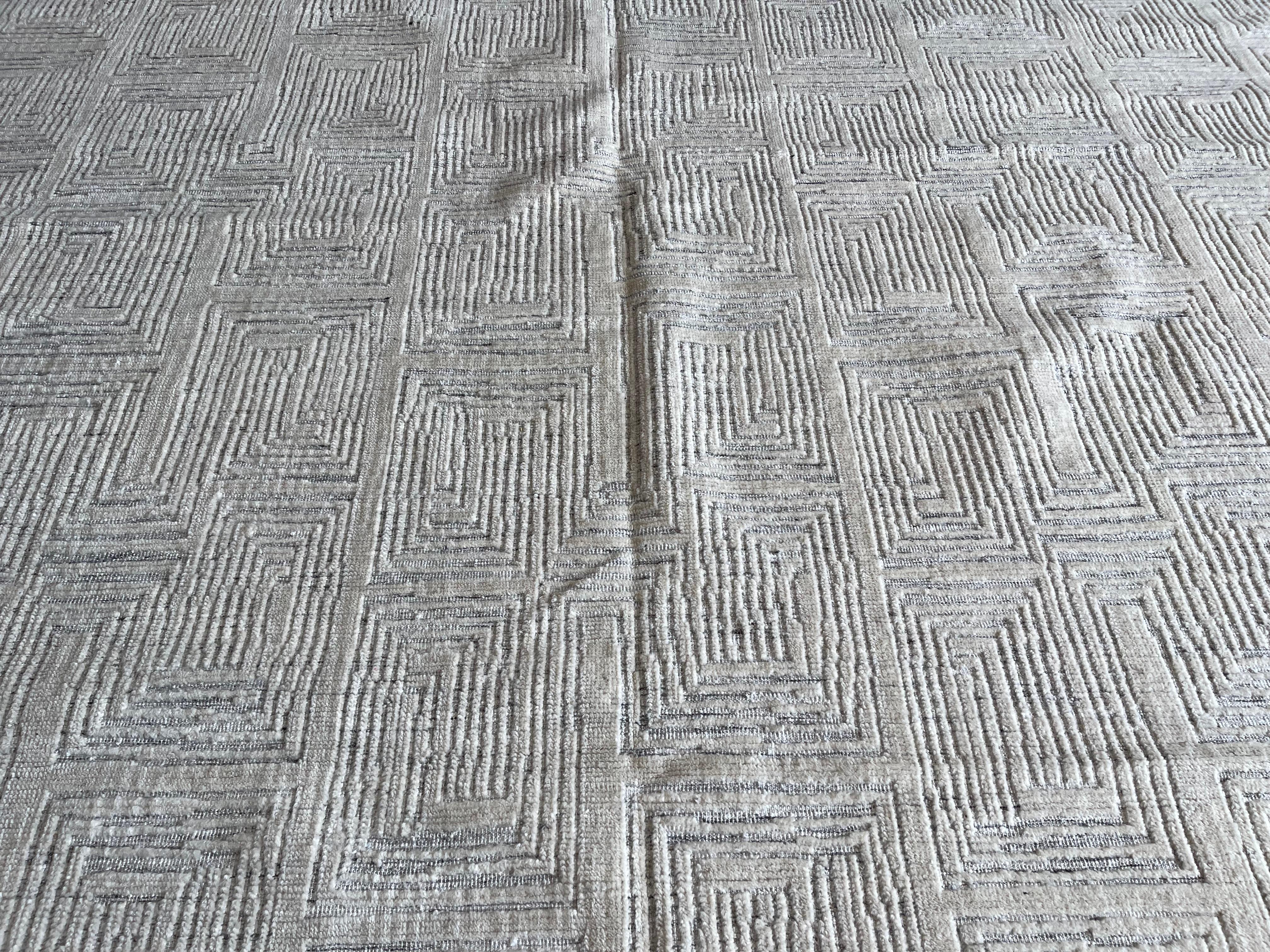 Proveniente dalla nostra nuovissima collezione di disegni marocchini, questo modello oversize avorio su avorio  Il tappeto marocchino maze è fatto a mano e annodato a mano in India. Il suo disegno complesso ma semplice all-over lo rende facile da