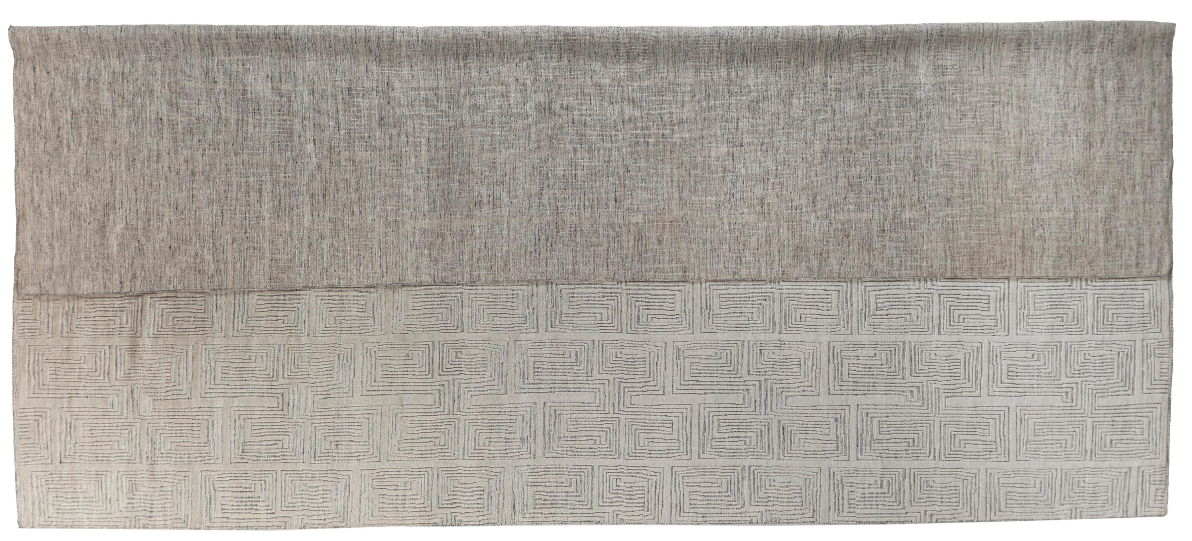 Proveniente dalla nostra nuovissima collezione di disegni marocchini, questo modello oversize avorio su avorio  Il tappeto marocchino maze è fatto a mano e annodato a mano in India. Il suo disegno complesso ma semplice all-over lo rende facile da