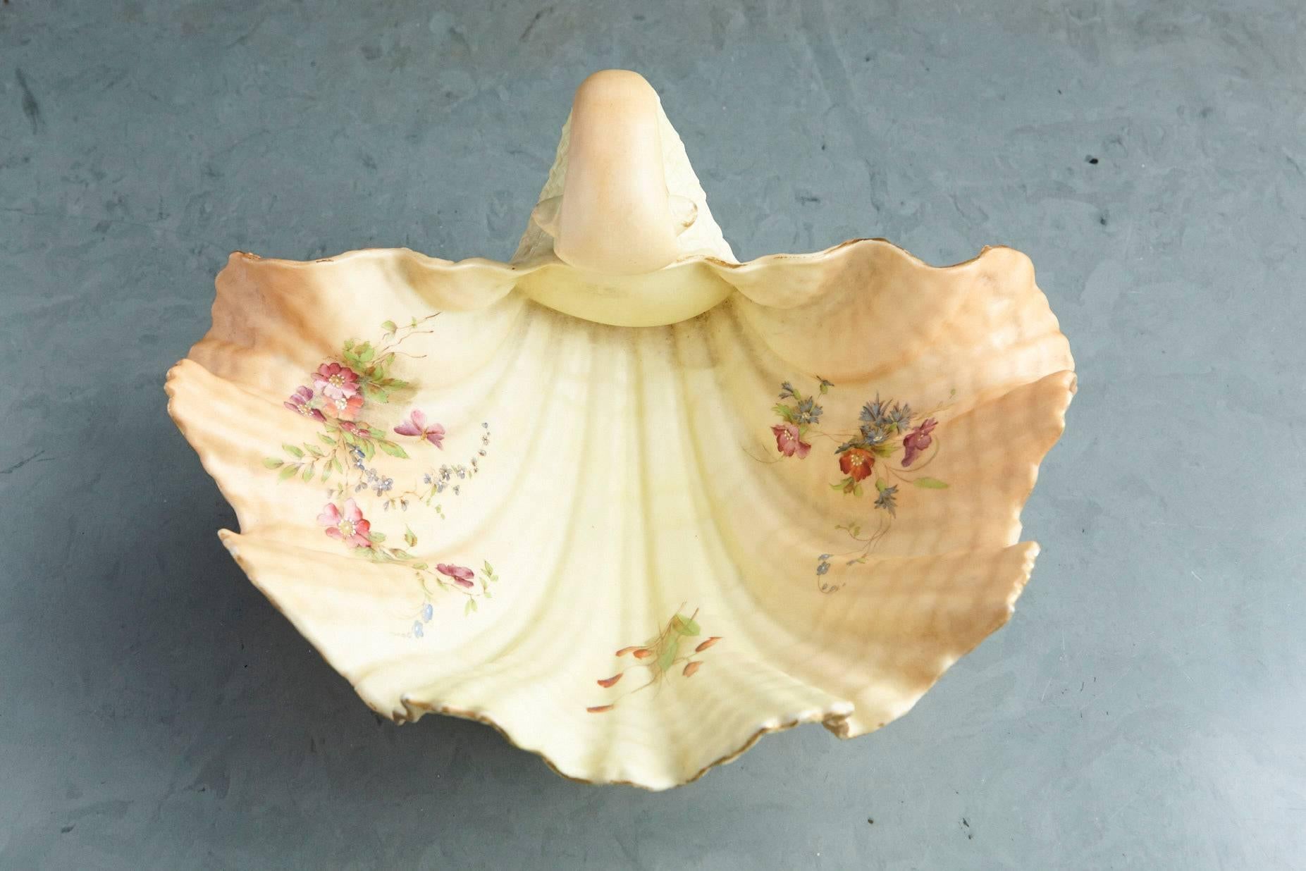 Early 20th Century Ivory Open Faced Porcelain Shell Bowl on Three Conch Feet, Royal Worcester, 1909