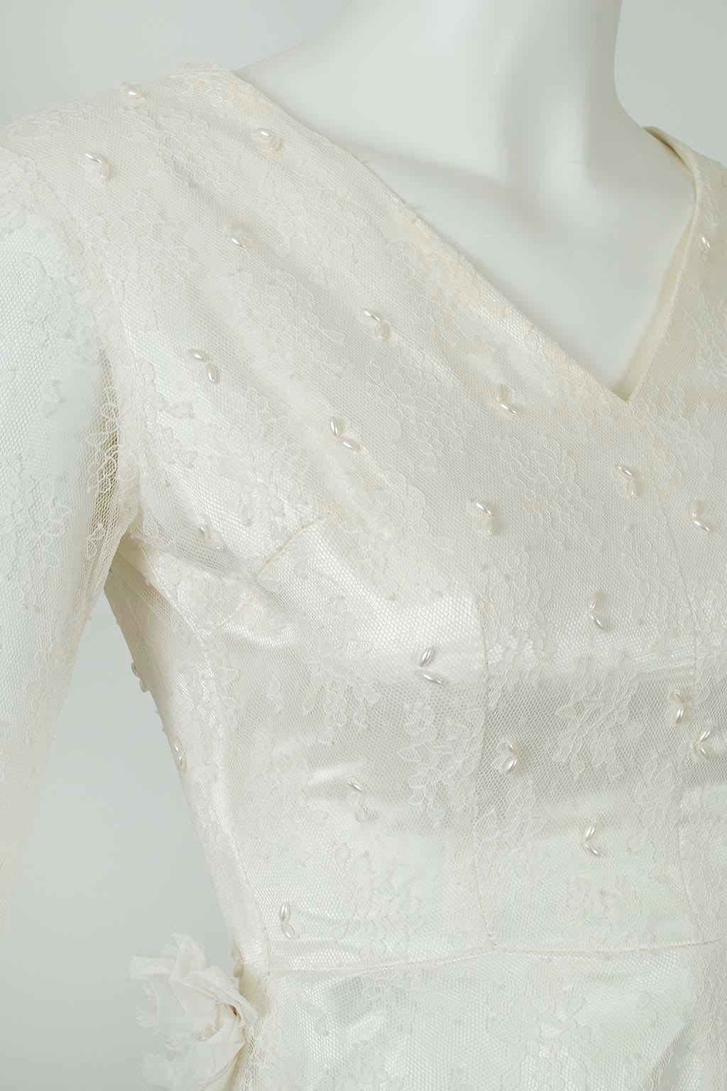 Robe de mariée en perles et dentelle ivoire avec buste rose - XS, années 1950 en vente 6