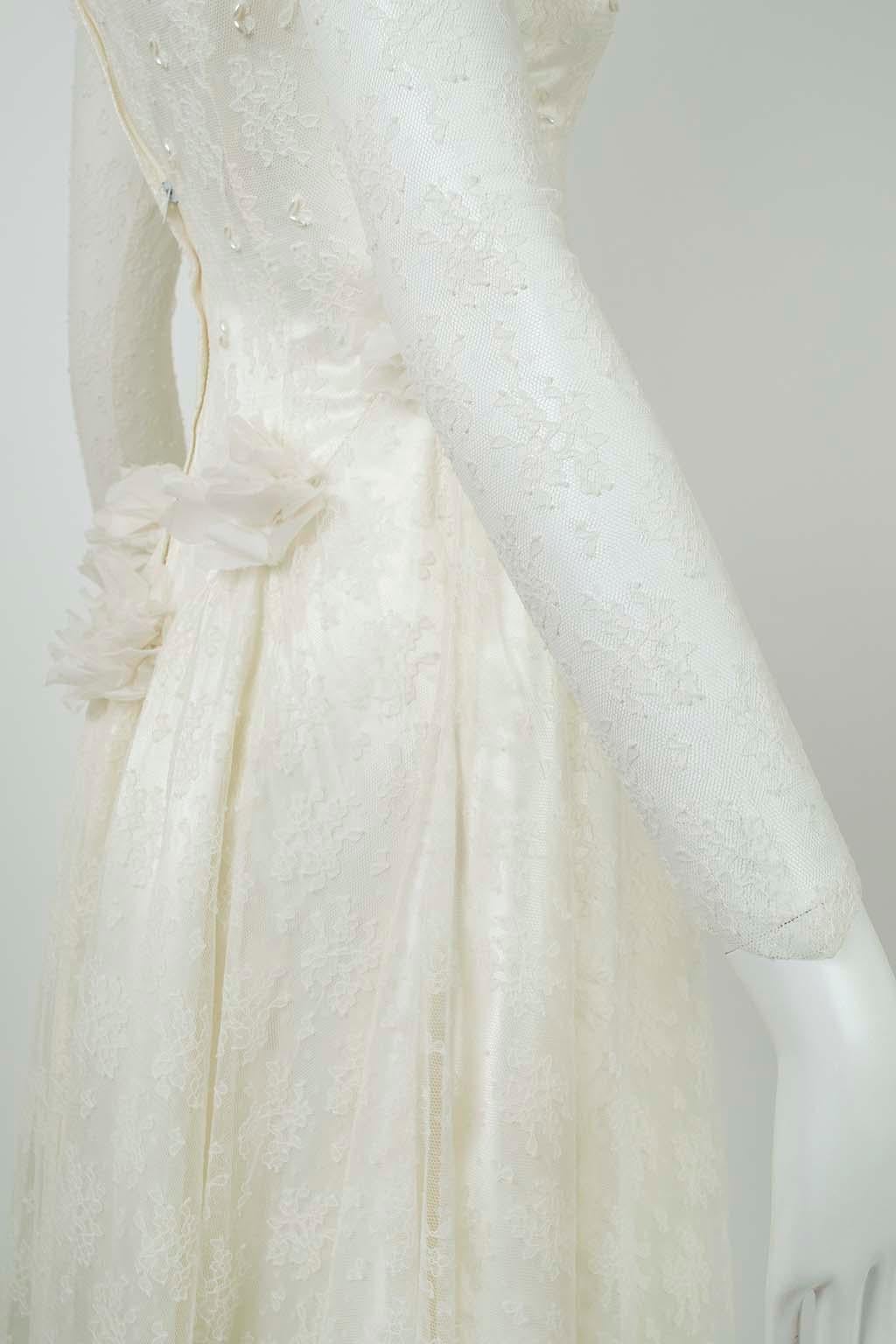 Ivory Pearl and Lace Graduated-Length Wedding Gown w Rose Bustle – XS, 1950s For Sale 4