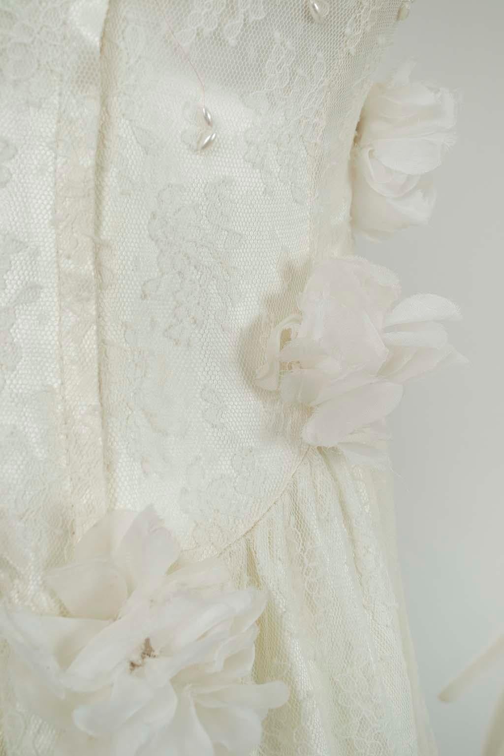 Robe de mariée en perles et dentelle ivoire avec buste rose - XS, années 1950 en vente 9