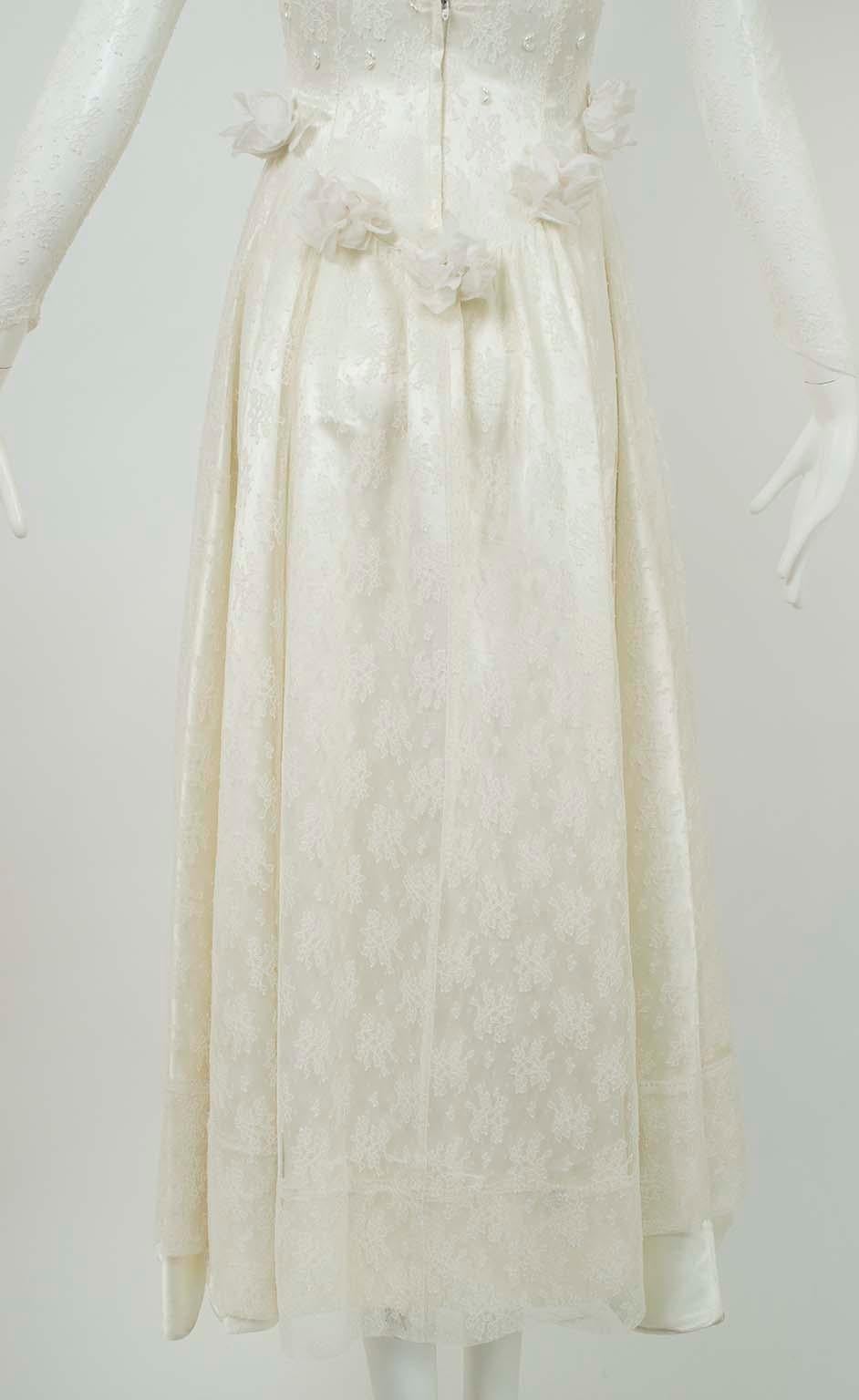Robe de mariée en perles et dentelle ivoire avec buste rose - XS, années 1950 en vente 11