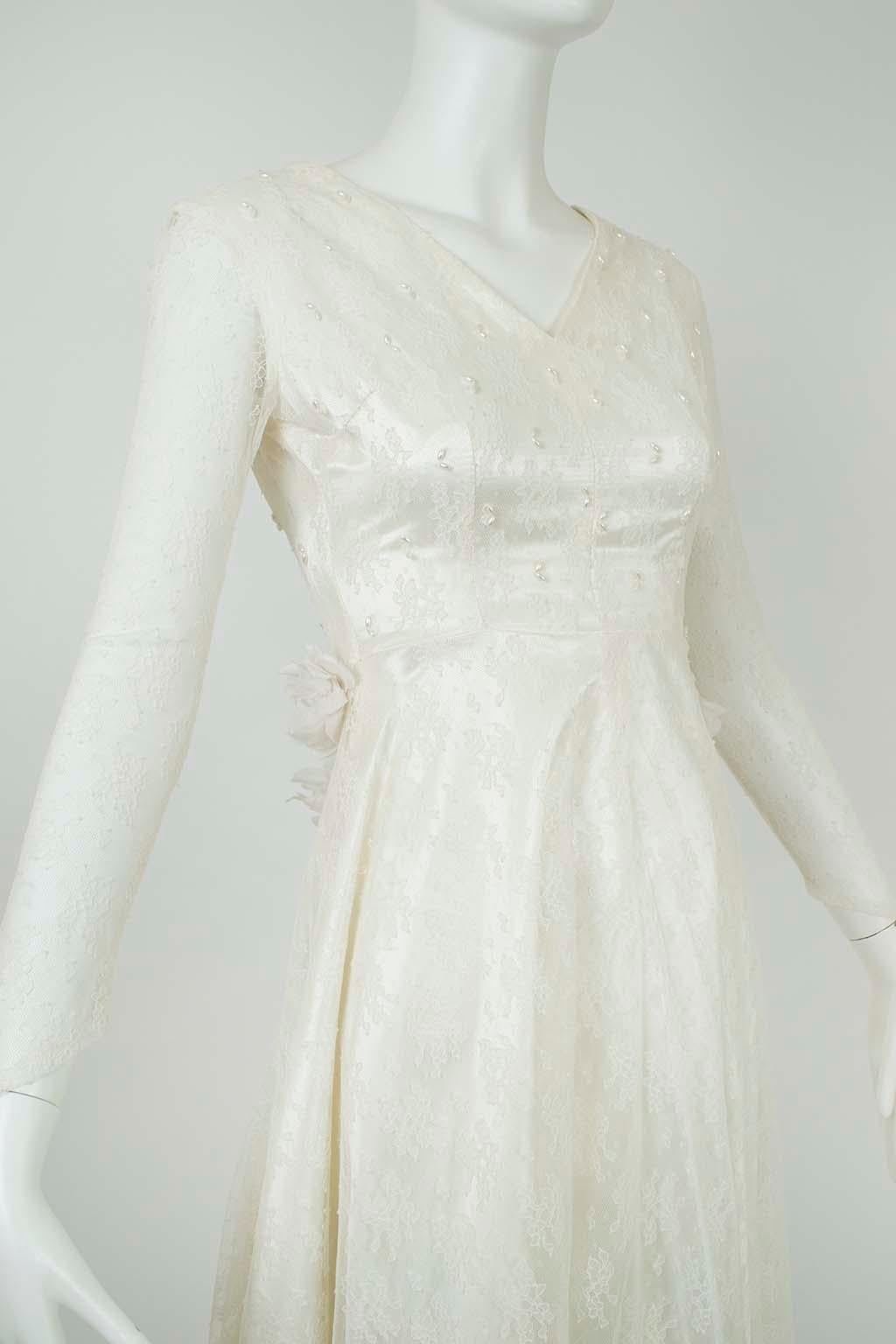 Ivory Pearl and Lace Graduated-Length Wedding Gown w Rose Bustle – XS, 1950s In Good Condition For Sale In Tucson, AZ