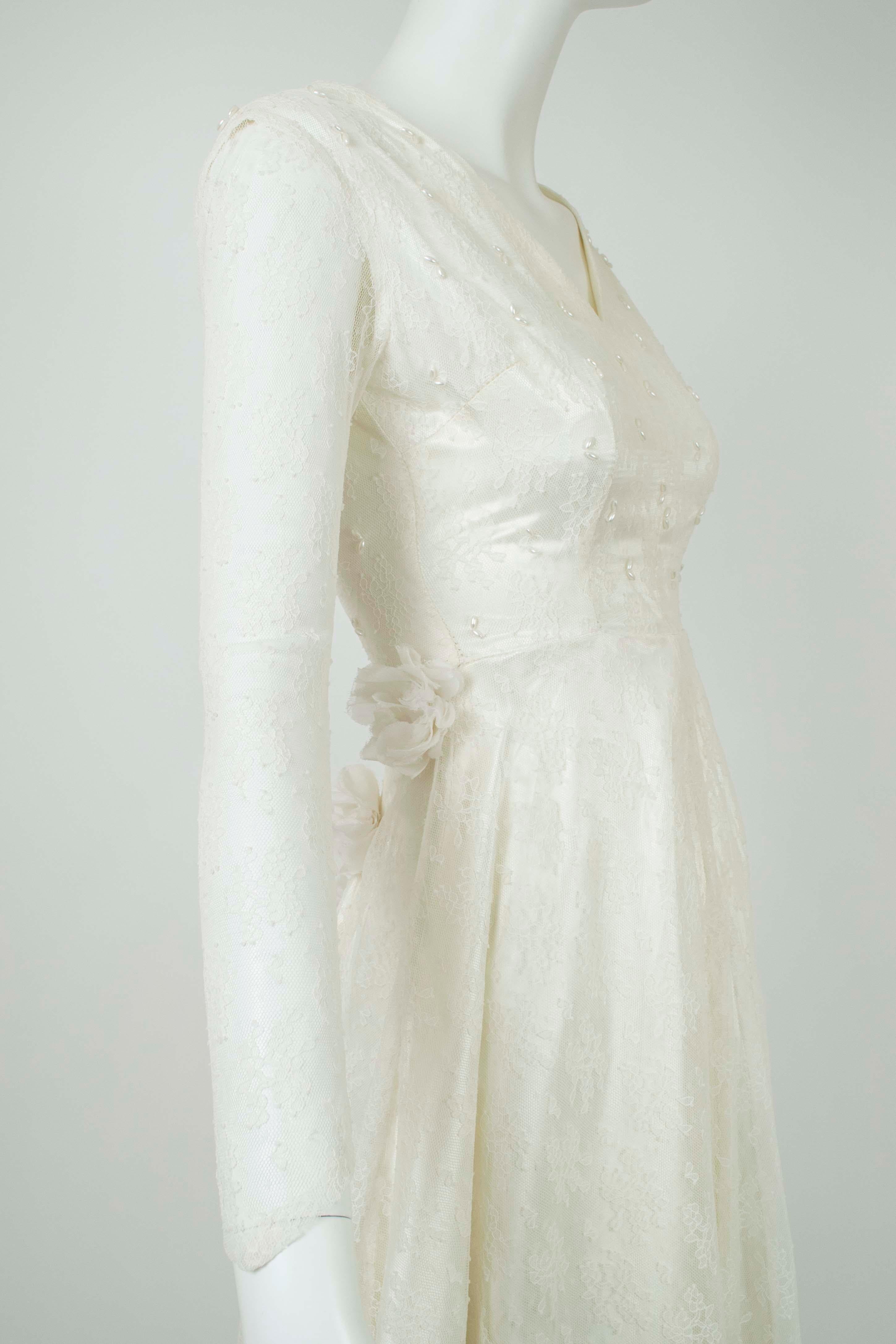 Women's Ivory Pearl and Lace Graduated-Length Wedding Gown w Rose Bustle – XS, 1950s For Sale